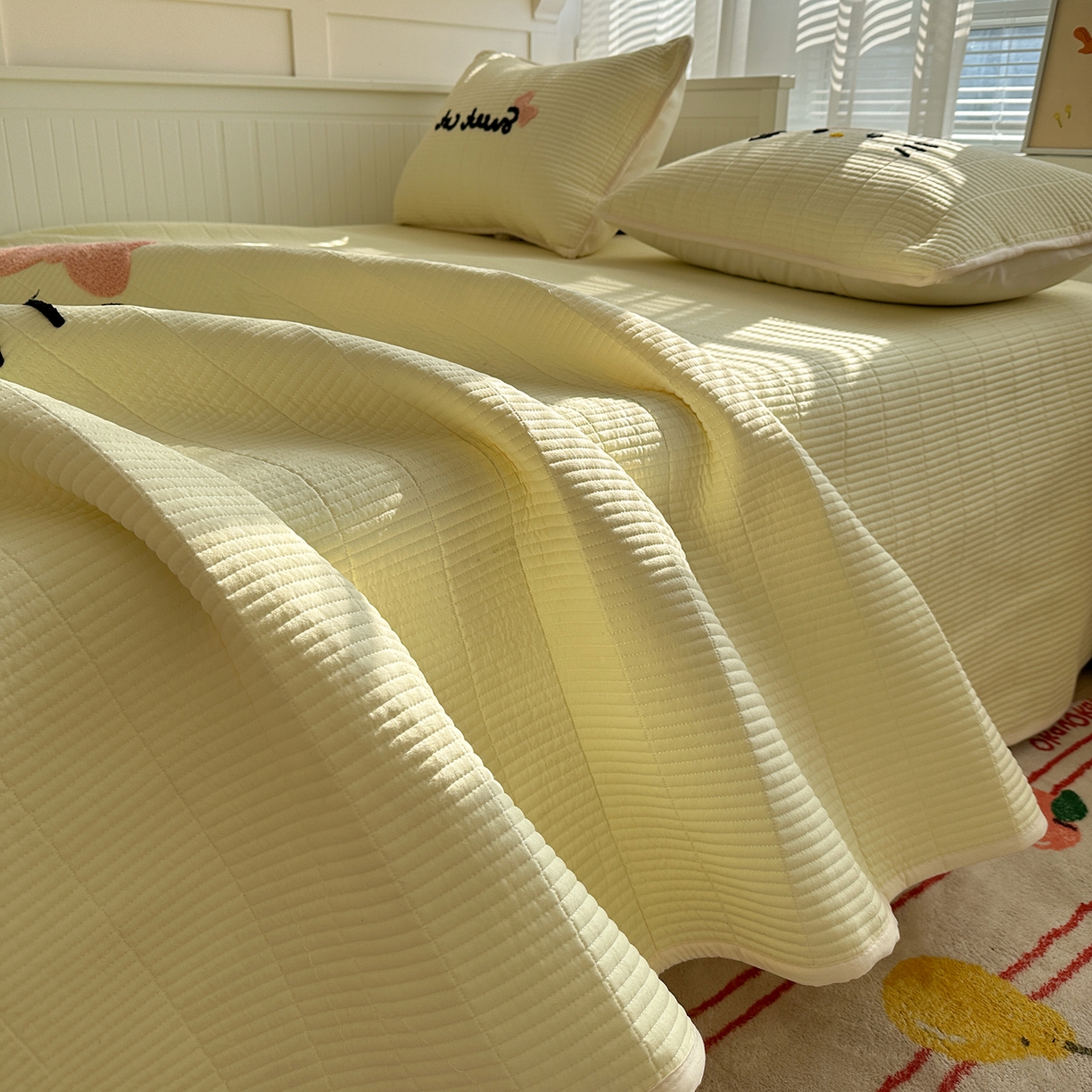 91家纺网 家纺一手货源 找家纺 繁花家居 2025新款云朵棉软到心坎可爱毛巾绣床盖，不跑床的加厚床单 喵喵-奶黄