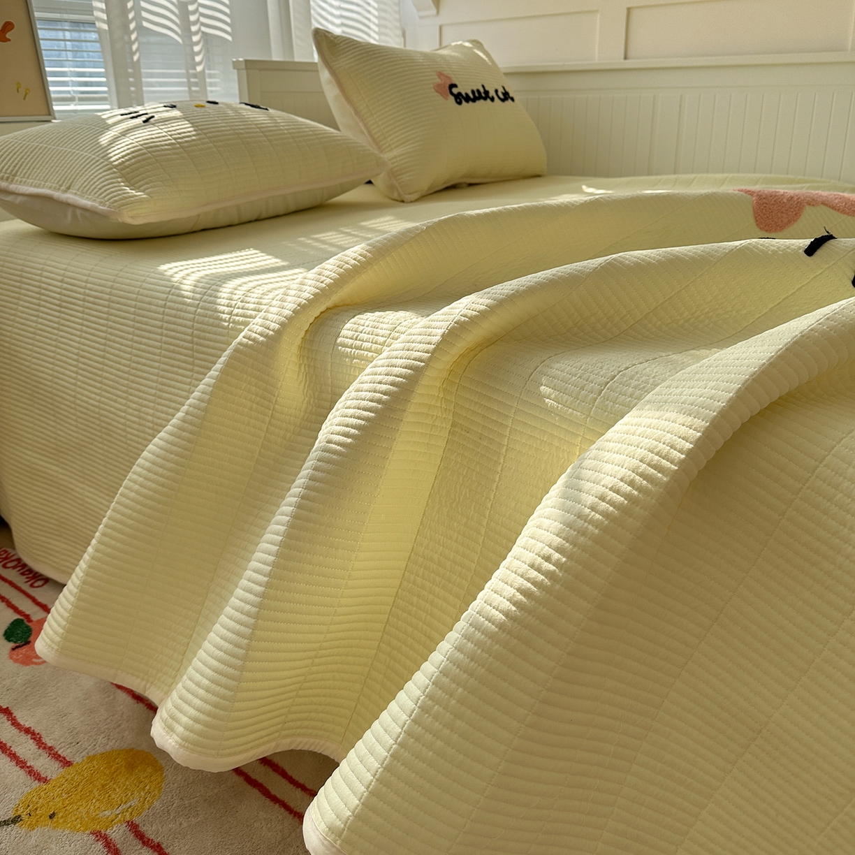 91家纺网 家纺一手货源 找家纺 繁花家居 2025新款云朵棉软到心坎可爱毛巾绣床盖，不跑床的加厚床单 喵喵-奶黄