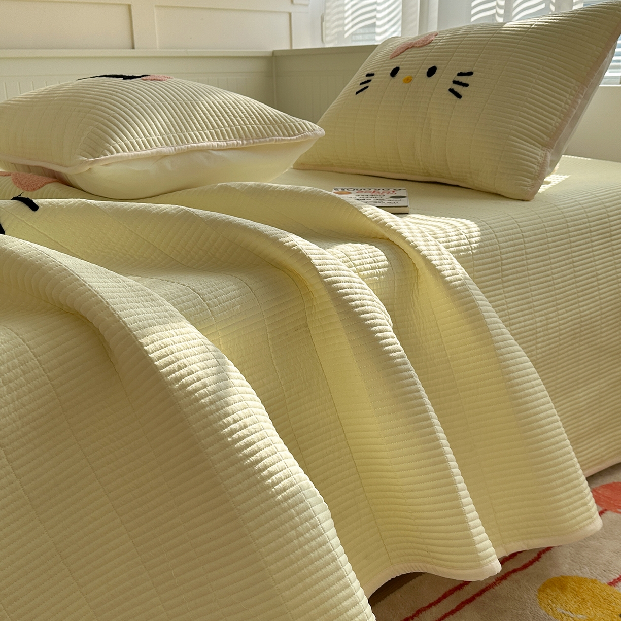 91家纺网 家纺一手货源 找家纺 繁花家居 2025新款云朵棉软到心坎可爱毛巾绣床盖，不跑床的加厚床单 喵喵-奶黄