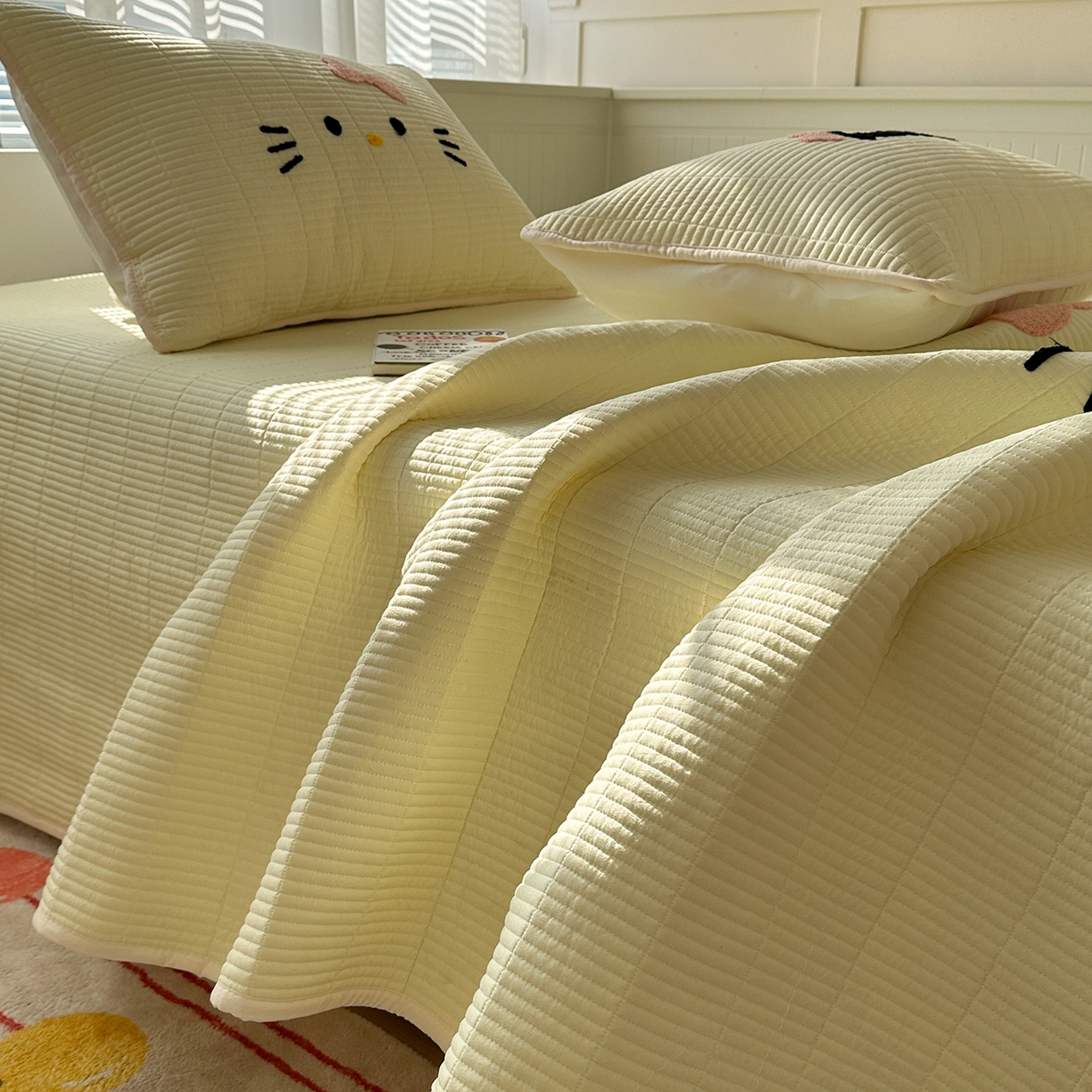 91家纺网 家纺一手货源 找家纺 繁花家居 2025新款云朵棉软到心坎可爱毛巾绣床盖，不跑床的加厚床单 喵喵-奶黄