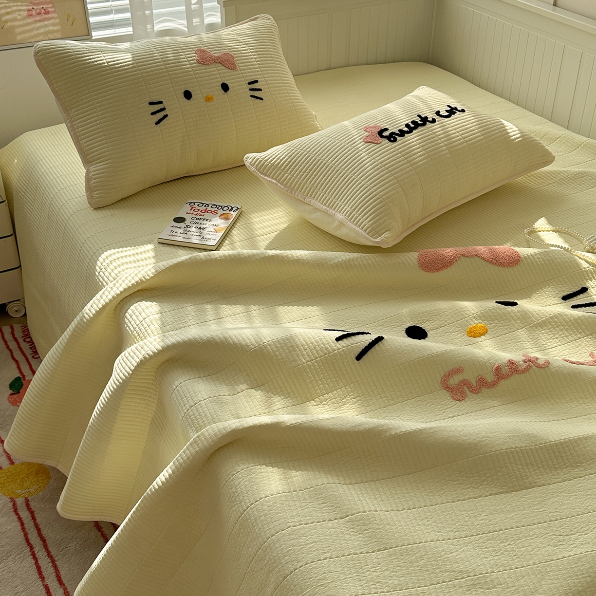 91家纺网 家纺一手货源 找家纺 繁花家居 2025新款云朵棉软到心坎可爱毛巾绣床盖，不跑床的加厚床单 喵喵-奶黄