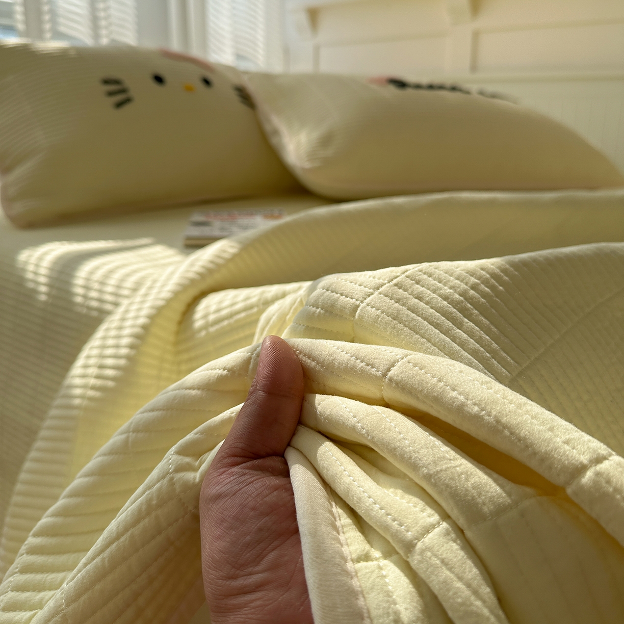 91家纺网 家纺一手货源 找家纺 繁花家居 2025新款云朵棉软到心坎可爱毛巾绣床盖，不跑床的加厚床单 喵喵-奶黄