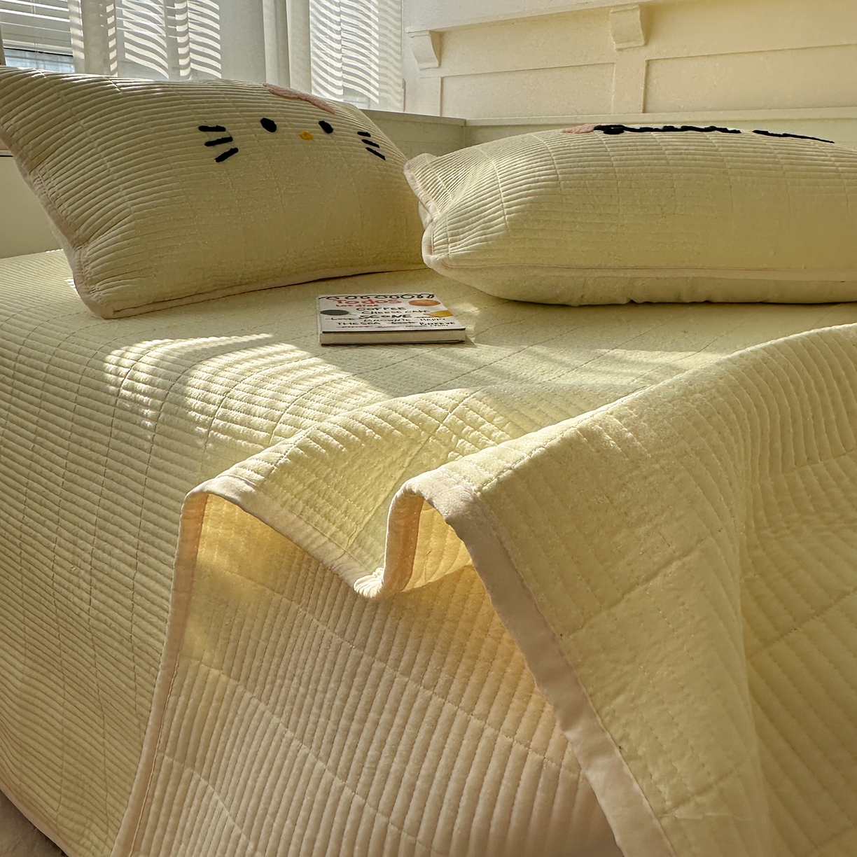 91家纺网 家纺一手货源 找家纺 繁花家居 2025新款云朵棉软到心坎可爱毛巾绣床盖，不跑床的加厚床单 喵喵-奶黄