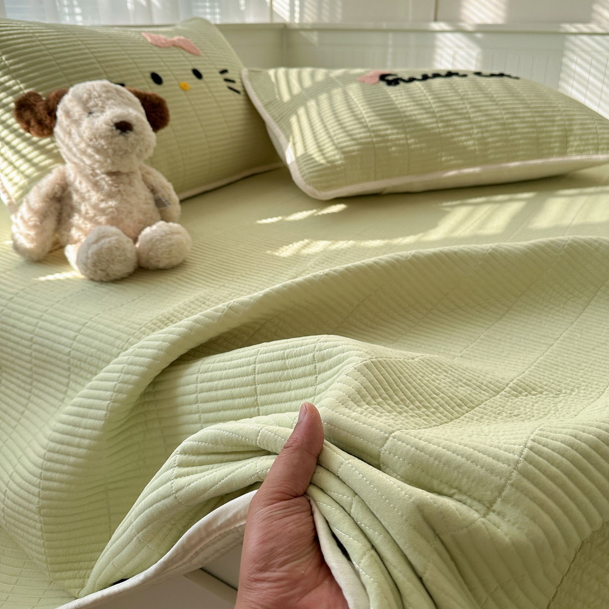 91家纺网 家纺一手货源 找家纺 繁花家居 2025新款云朵棉软到心坎可爱毛巾绣床盖，不跑床的加厚床单 喵喵-奶绿