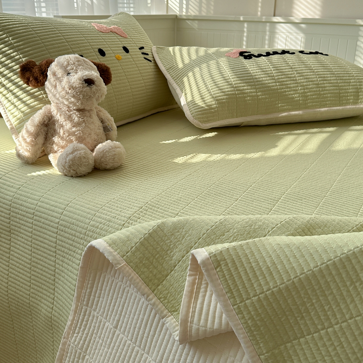 91家纺网 家纺一手货源 找家纺 繁花家居 2025新款云朵棉软到心坎可爱毛巾绣床盖，不跑床的加厚床单 喵喵-奶绿