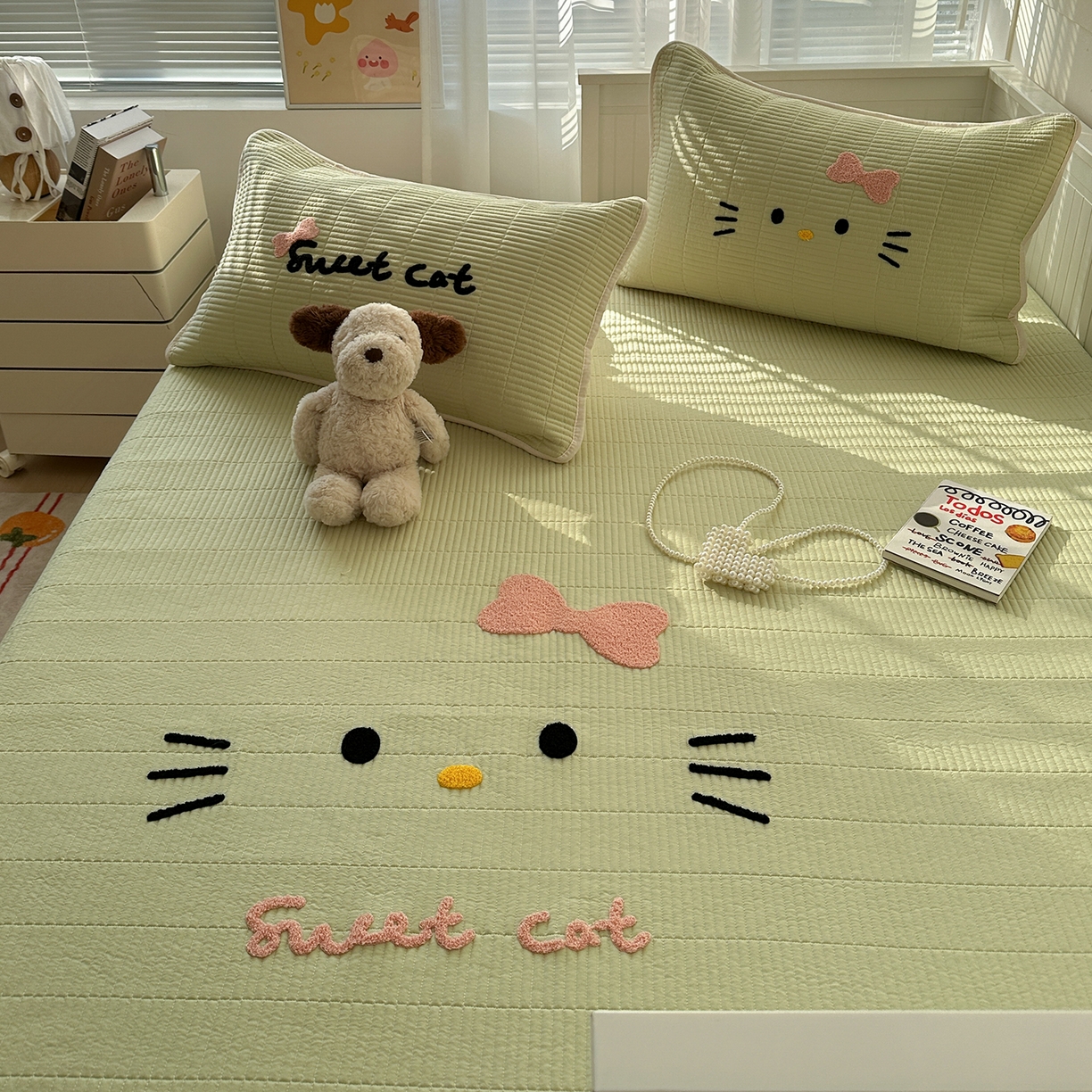 91家纺网 家纺一手货源 找家纺 繁花家居 2025新款云朵棉软到心坎可爱毛巾绣床盖，不跑床的加厚床单 喵喵-奶绿