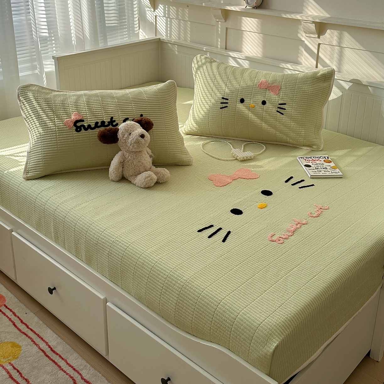 91家纺网 家纺一手货源 找家纺 繁花家居 2025新款云朵棉软到心坎可爱毛巾绣床盖，不跑床的加厚床单 喵喵-奶绿