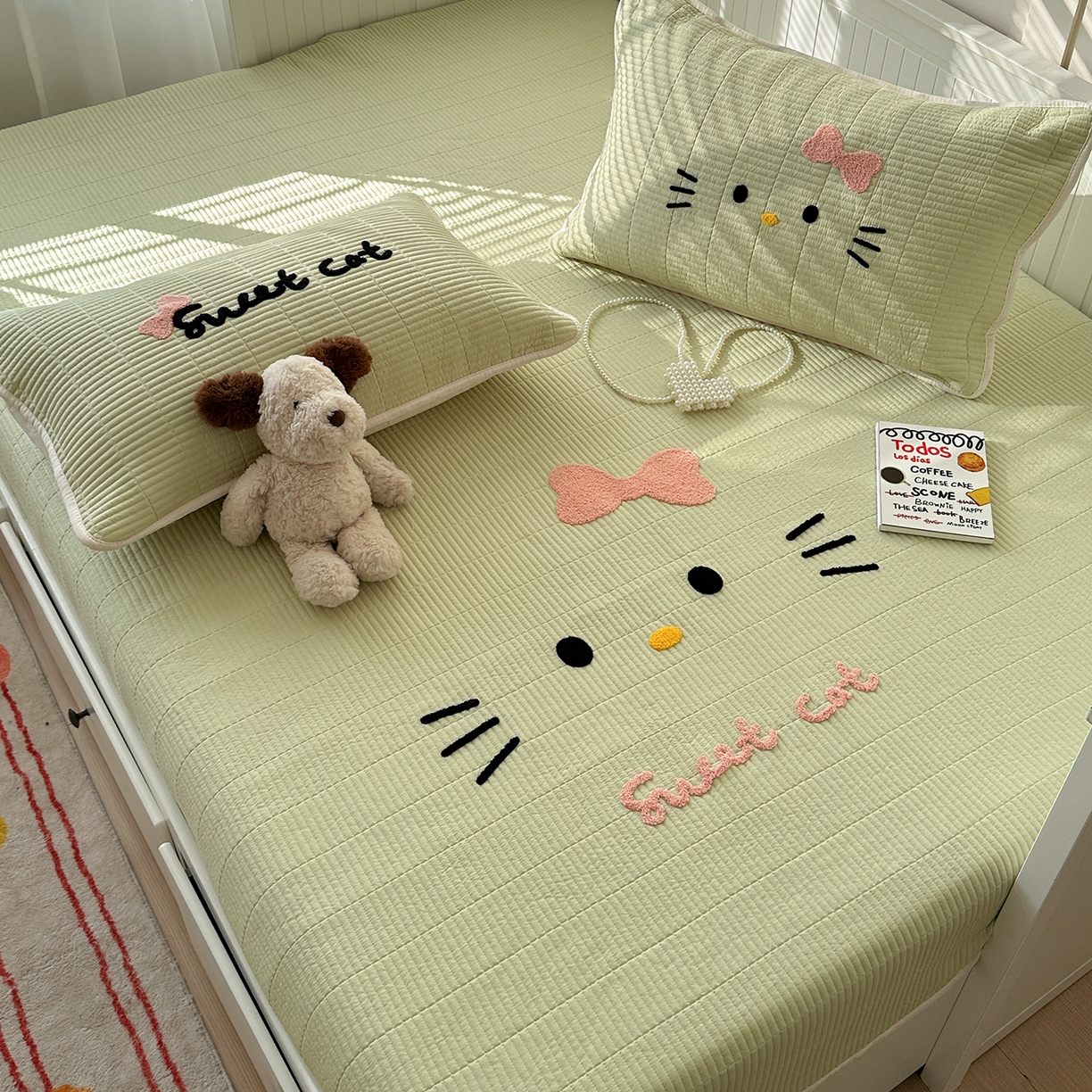 91家纺网 家纺一手货源 找家纺 繁花家居 2025新款云朵棉软到心坎可爱毛巾绣床盖，不跑床的加厚床单 喵喵-奶绿