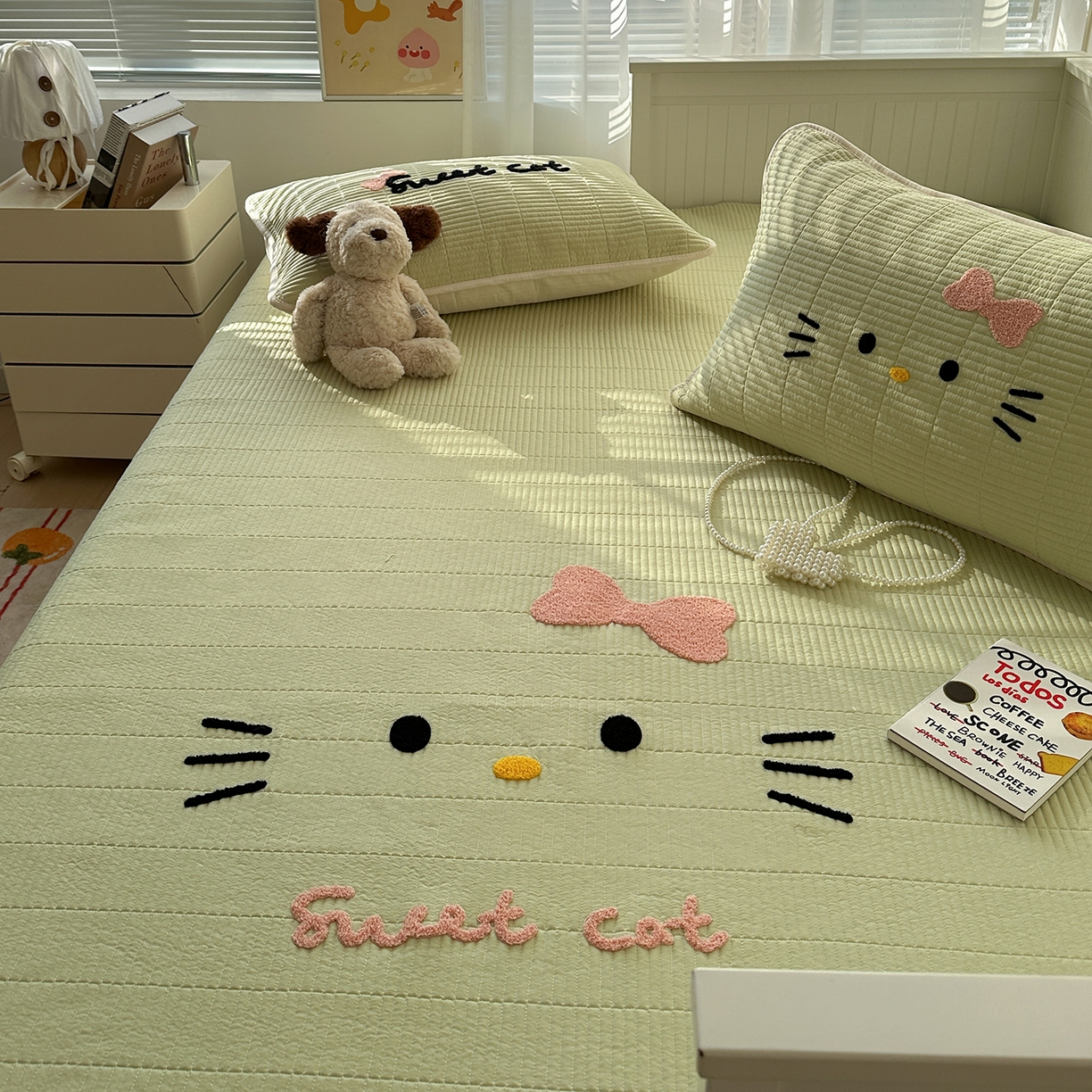 91家纺网 家纺一手货源 找家纺 繁花家居 2025新款云朵棉软到心坎可爱毛巾绣床盖，不跑床的加厚床单 喵喵-奶绿