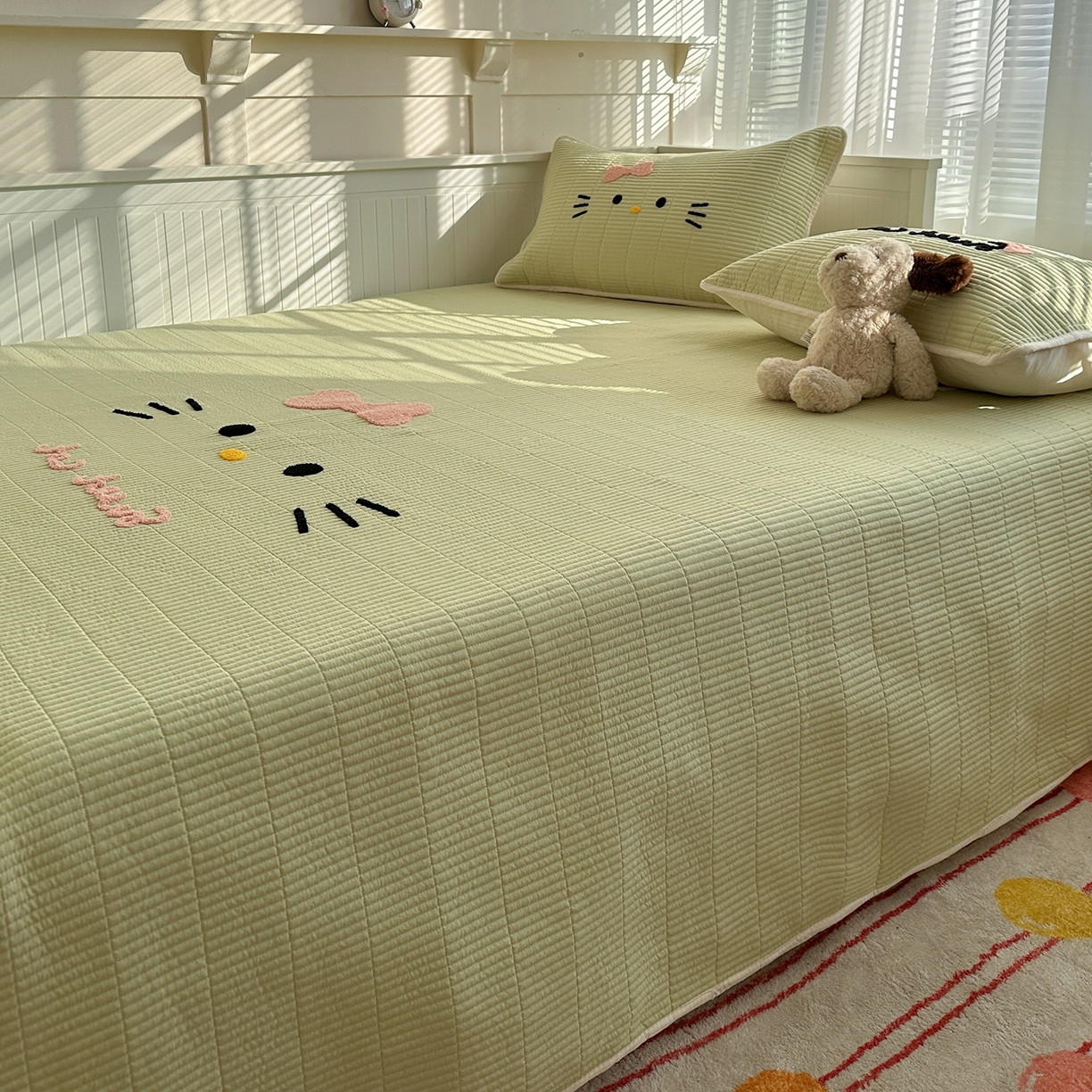 91家纺网 家纺一手货源 找家纺 繁花家居 2025新款云朵棉软到心坎可爱毛巾绣床盖，不跑床的加厚床单 喵喵-奶绿