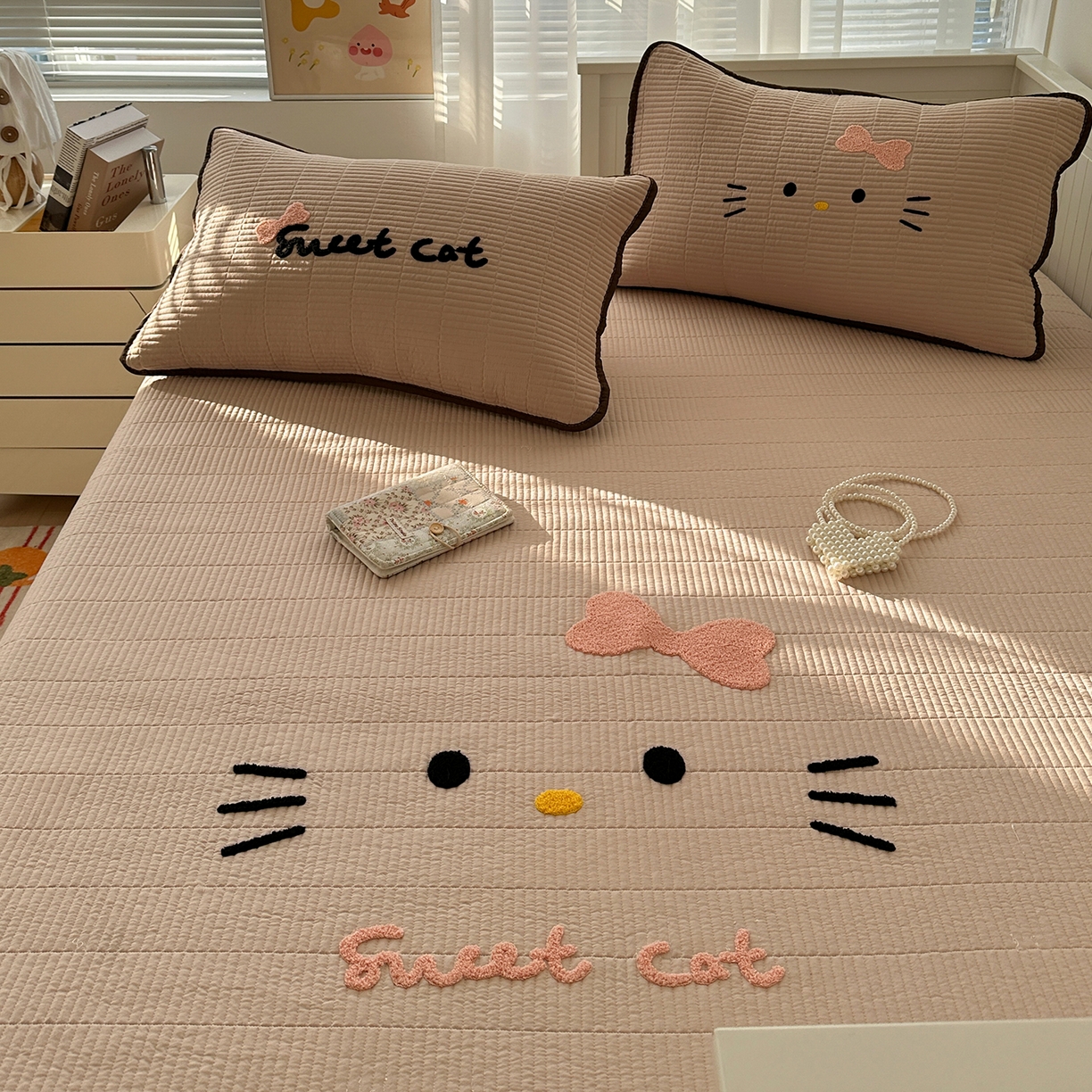 91家纺网 家纺一手货源 找家纺 繁花家居 2025新款云朵棉软到心坎可爱毛巾绣床盖，不跑床的加厚床单 喵喵-奶杏