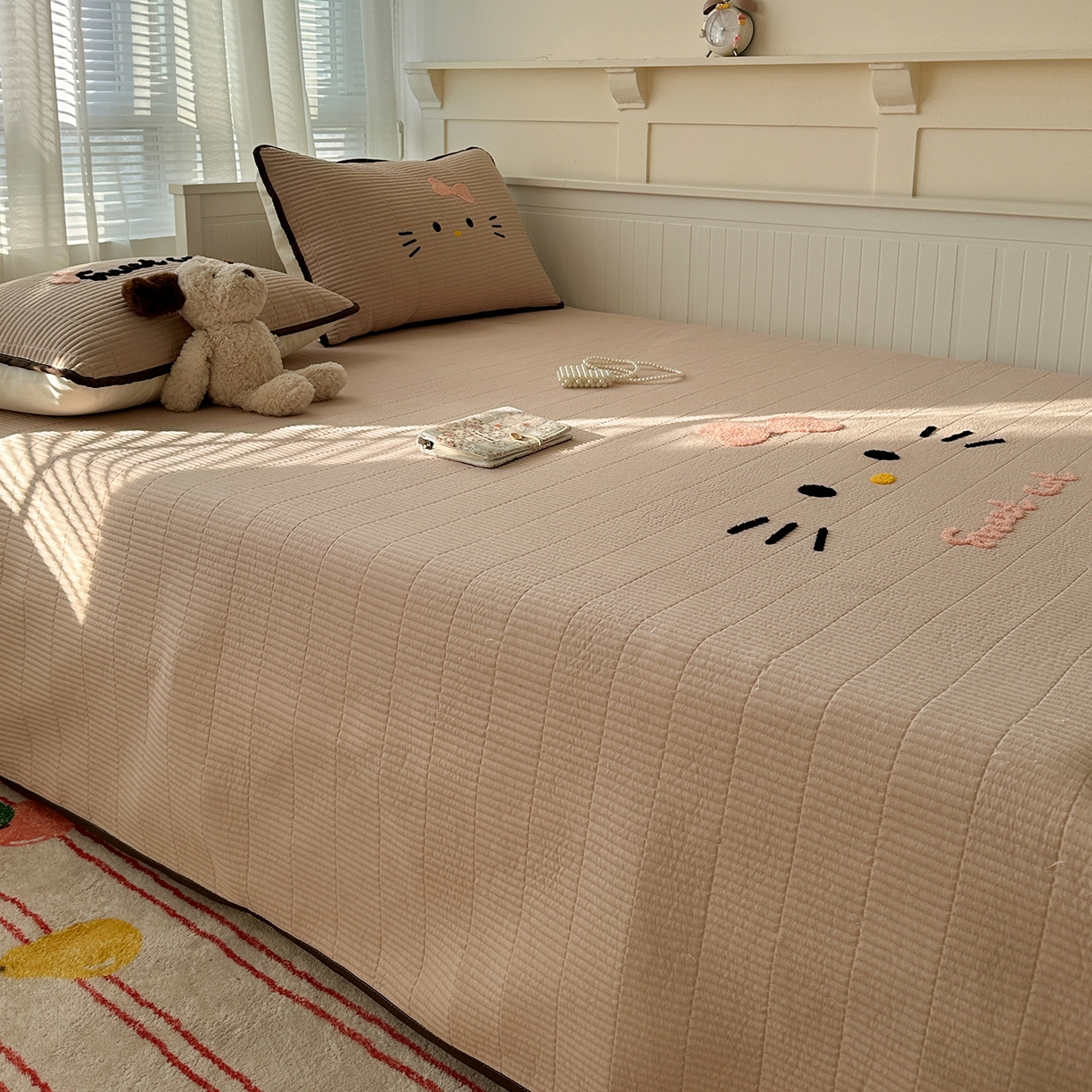 91家纺网 家纺一手货源 找家纺 繁花家居 2025新款云朵棉软到心坎可爱毛巾绣床盖，不跑床的加厚床单 喵喵-奶杏