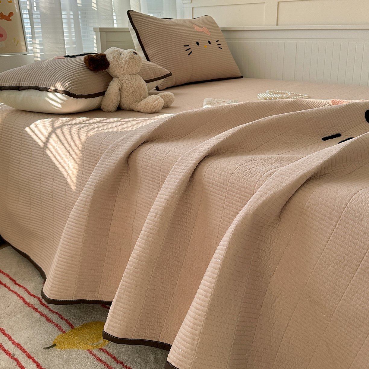 91家纺网 家纺一手货源 找家纺 繁花家居 2025新款云朵棉软到心坎可爱毛巾绣床盖，不跑床的加厚床单 喵喵-奶杏