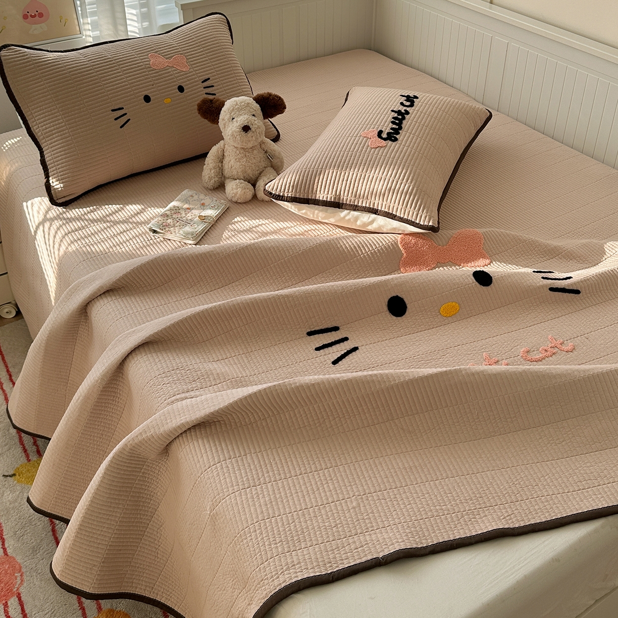 91家纺网 家纺一手货源 找家纺 繁花家居 2025新款云朵棉软到心坎可爱毛巾绣床盖，不跑床的加厚床单 喵喵-奶杏