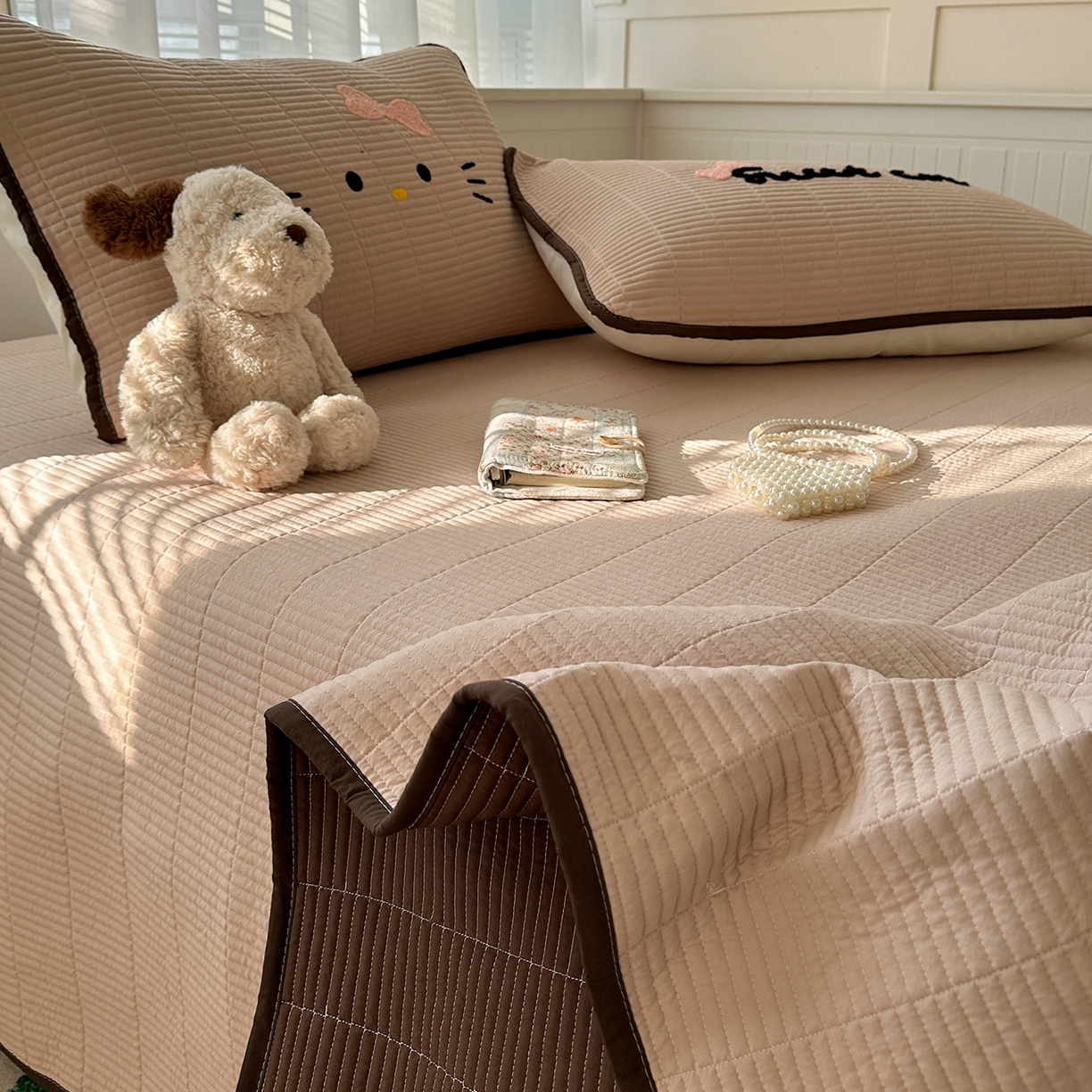 91家纺网 家纺一手货源 找家纺 繁花家居 2025新款云朵棉软到心坎可爱毛巾绣床盖，不跑床的加厚床单 喵喵-奶杏