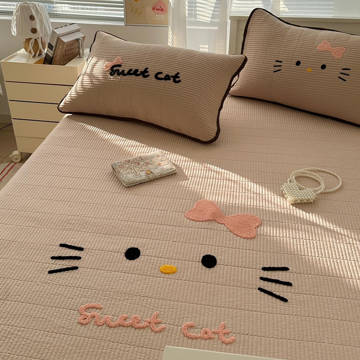 91家纺网 家纺一手货源 找家纺 繁花家居 2025新款云朵棉软到心坎可爱毛巾绣床盖，不跑床的加厚床单 喵喵-奶杏