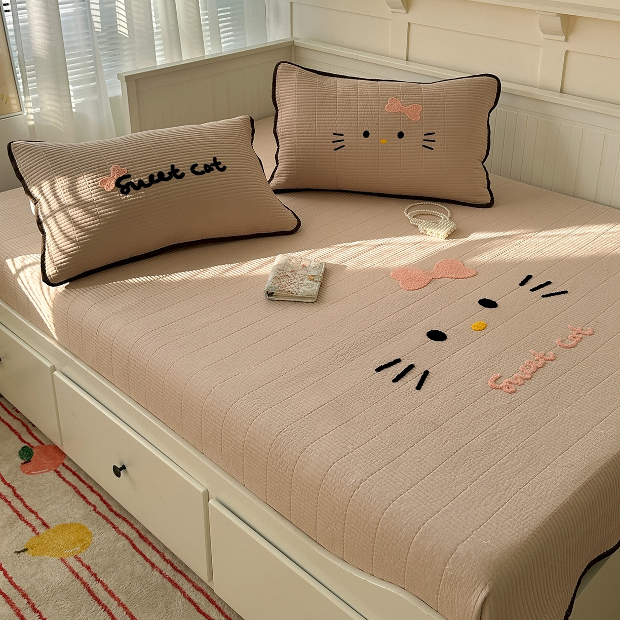 91家纺网 家纺一手货源 找家纺 繁花家居 2025新款云朵棉软到心坎可爱毛巾绣床盖，不跑床的加厚床单 喵喵-奶杏