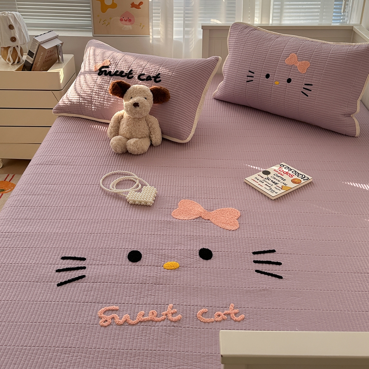 91家纺网 家纺一手货源 找家纺 繁花家居 2025新款云朵棉软到心坎可爱毛巾绣床盖，不跑床的加厚床单 喵喵-奶紫