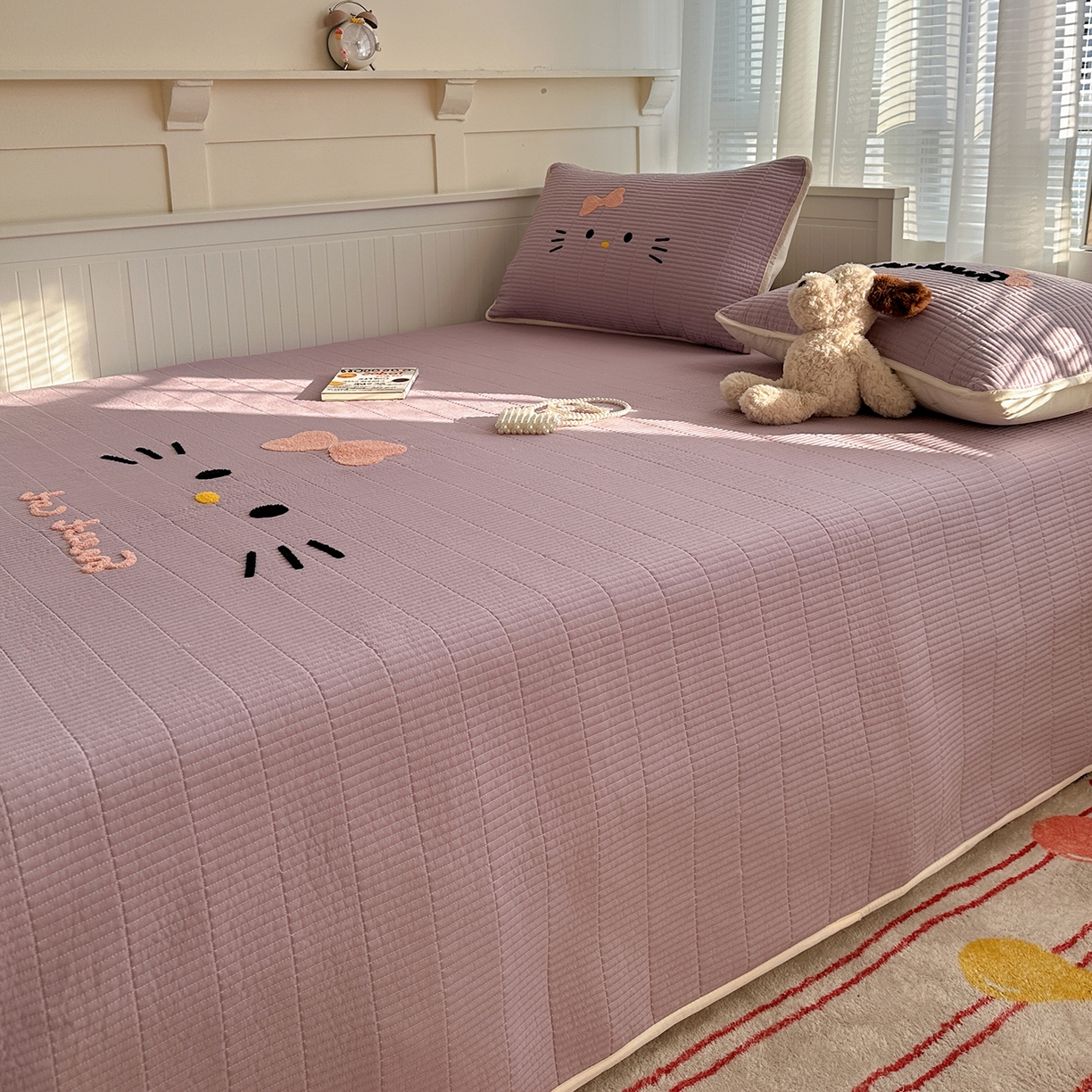 91家纺网 家纺一手货源 找家纺 繁花家居 2025新款云朵棉软到心坎可爱毛巾绣床盖，不跑床的加厚床单 喵喵-奶紫