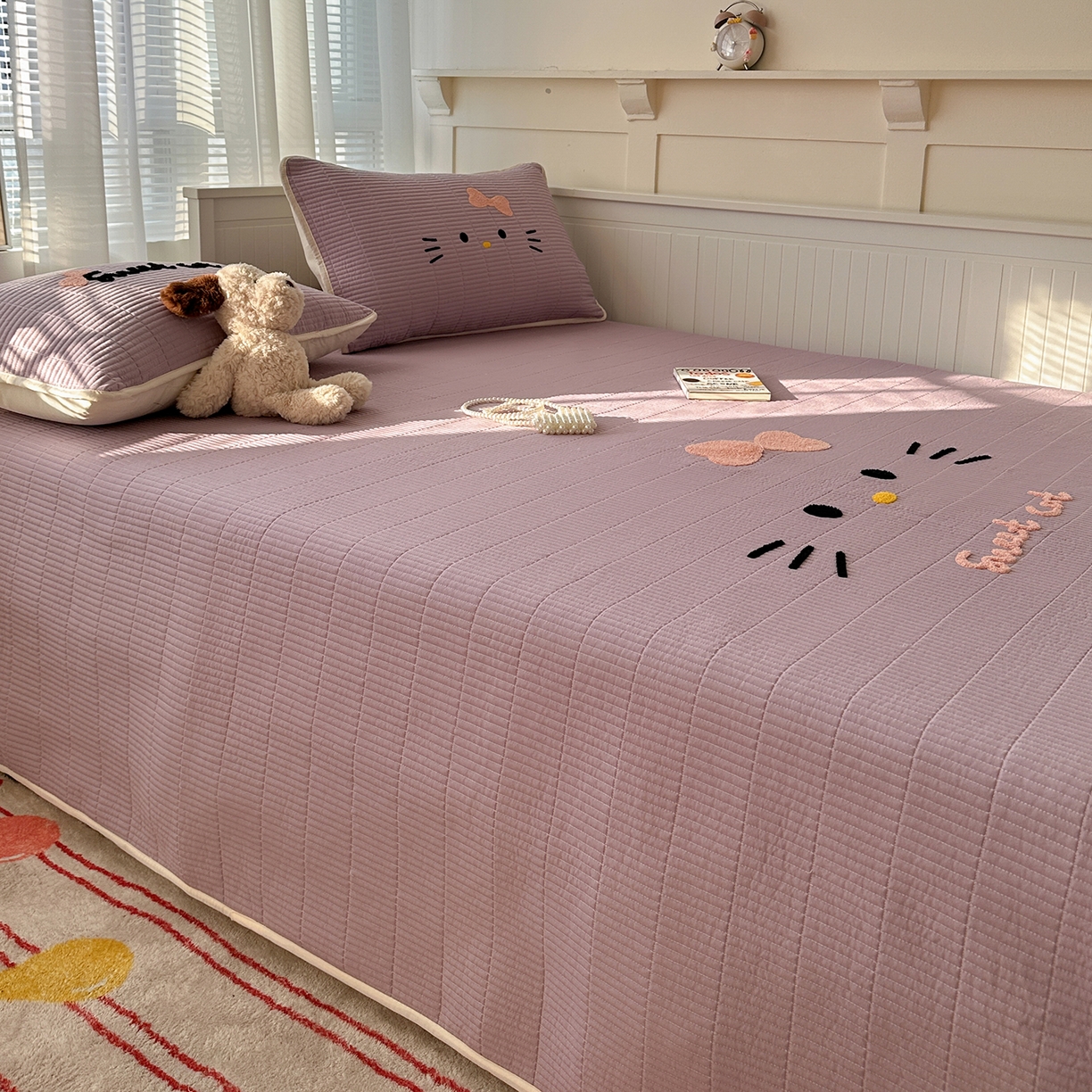 91家纺网 家纺一手货源 找家纺 繁花家居 2025新款云朵棉软到心坎可爱毛巾绣床盖，不跑床的加厚床单 喵喵-奶紫