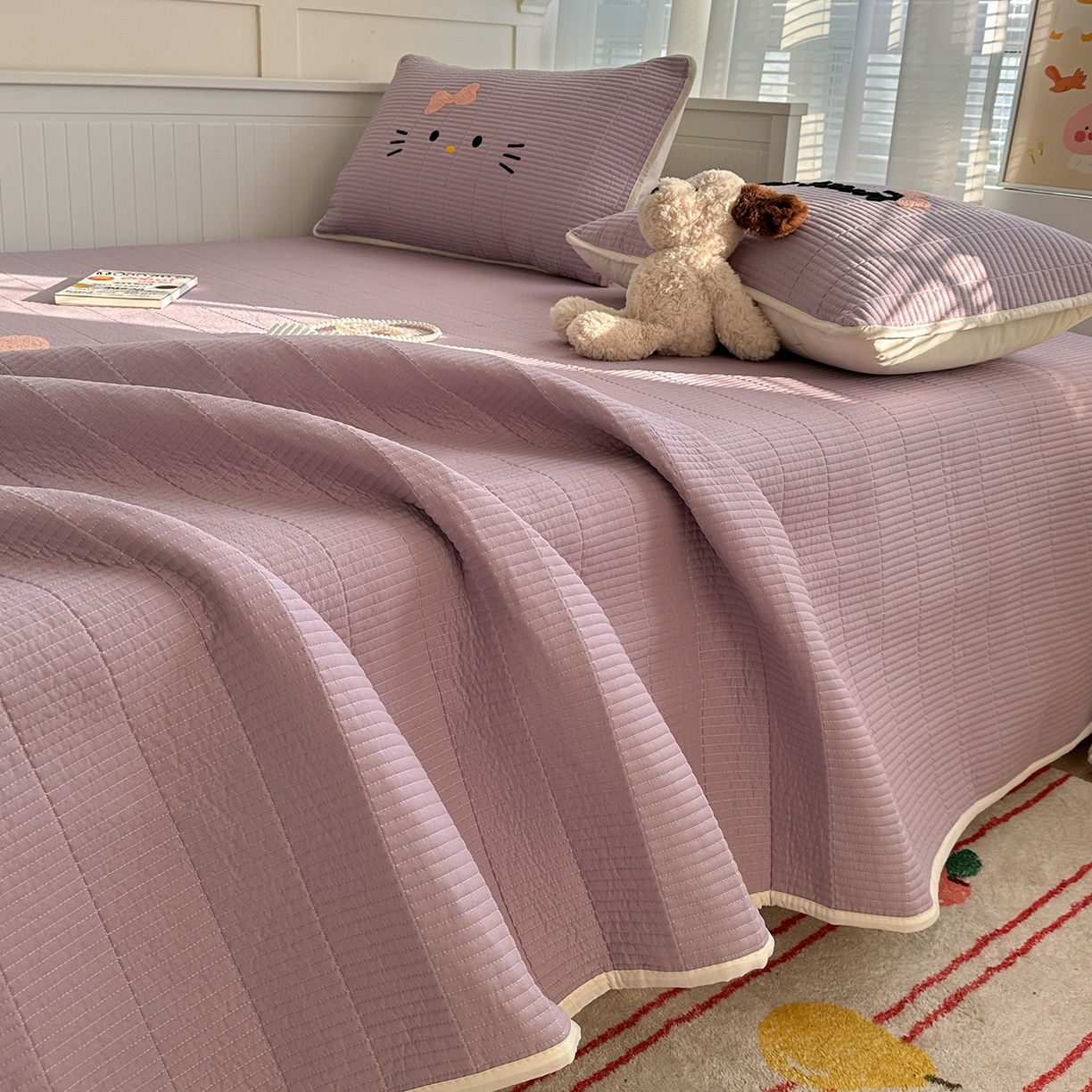 91家纺网 家纺一手货源 找家纺 繁花家居 2025新款云朵棉软到心坎可爱毛巾绣床盖，不跑床的加厚床单 喵喵-奶紫