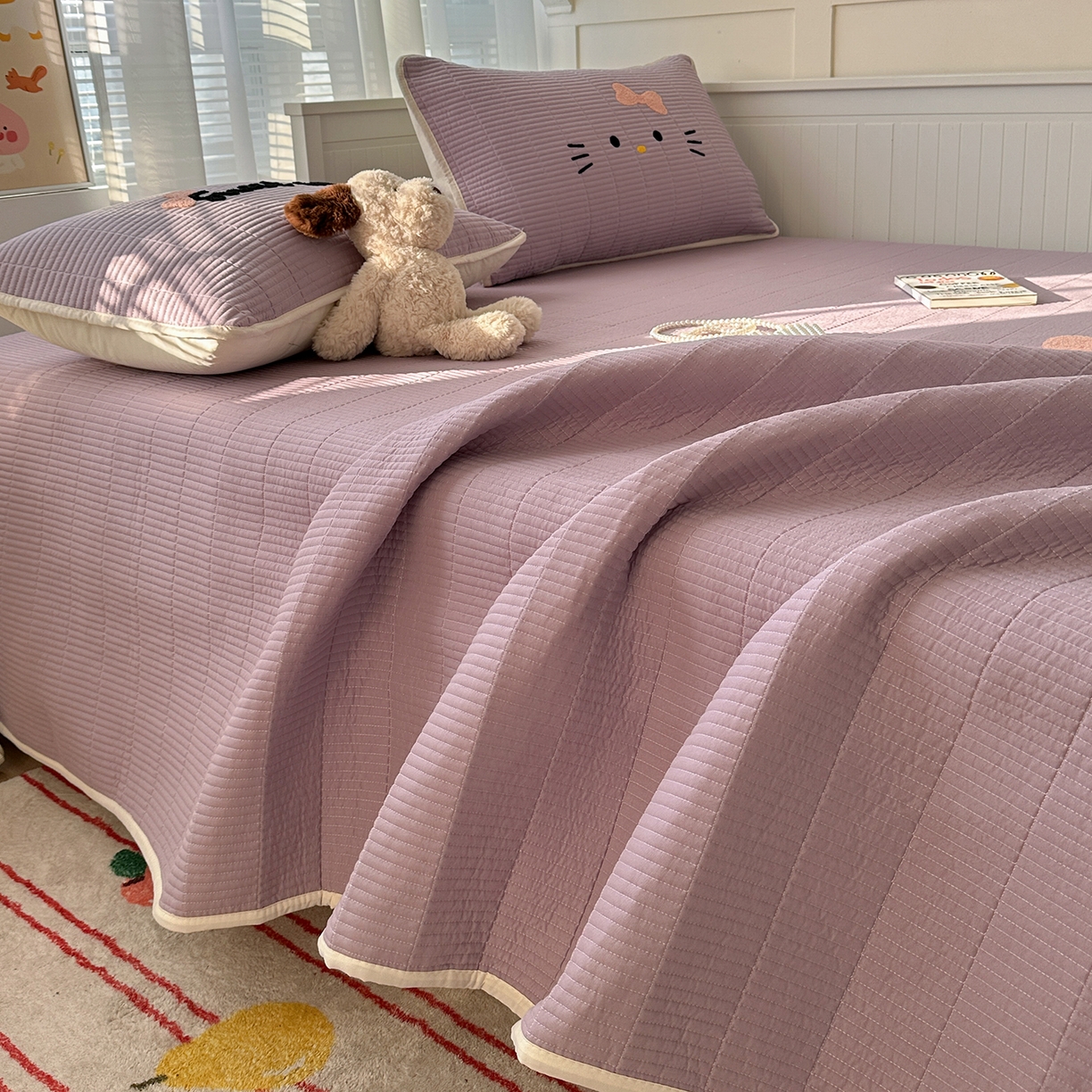 91家纺网 家纺一手货源 找家纺 繁花家居 2025新款云朵棉软到心坎可爱毛巾绣床盖，不跑床的加厚床单 喵喵-奶紫