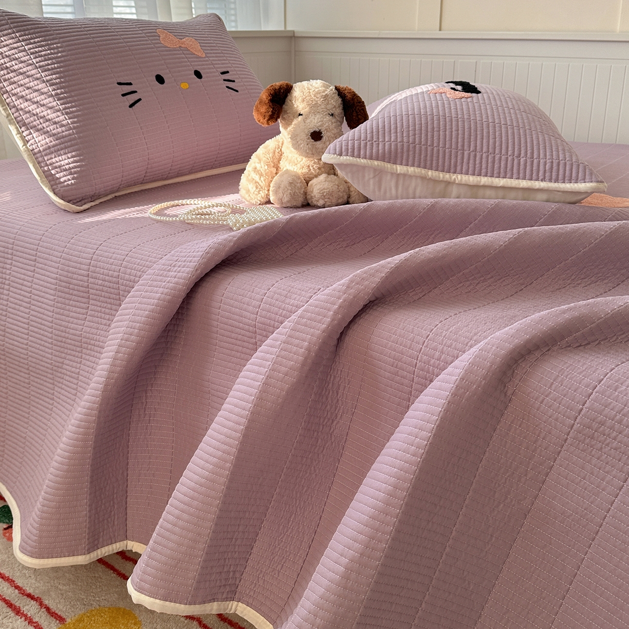 91家纺网 家纺一手货源 找家纺 繁花家居 2025新款云朵棉软到心坎可爱毛巾绣床盖，不跑床的加厚床单 喵喵-奶紫