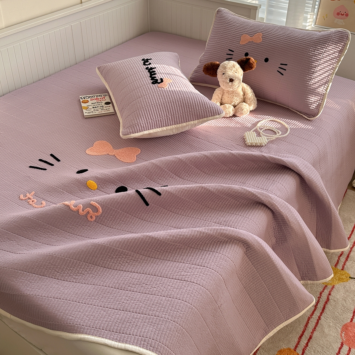 91家纺网 家纺一手货源 找家纺 繁花家居 2025新款云朵棉软到心坎可爱毛巾绣床盖，不跑床的加厚床单 喵喵-奶紫