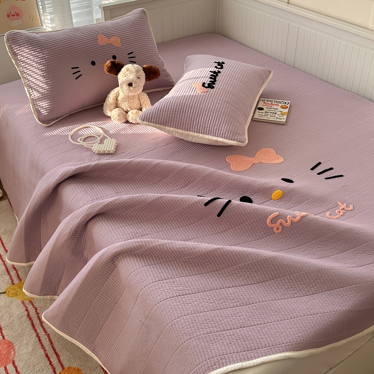 91家纺网 家纺一手货源 找家纺 繁花家居 2025新款云朵棉软到心坎可爱毛巾绣床盖，不跑床的加厚床单 喵喵-奶紫