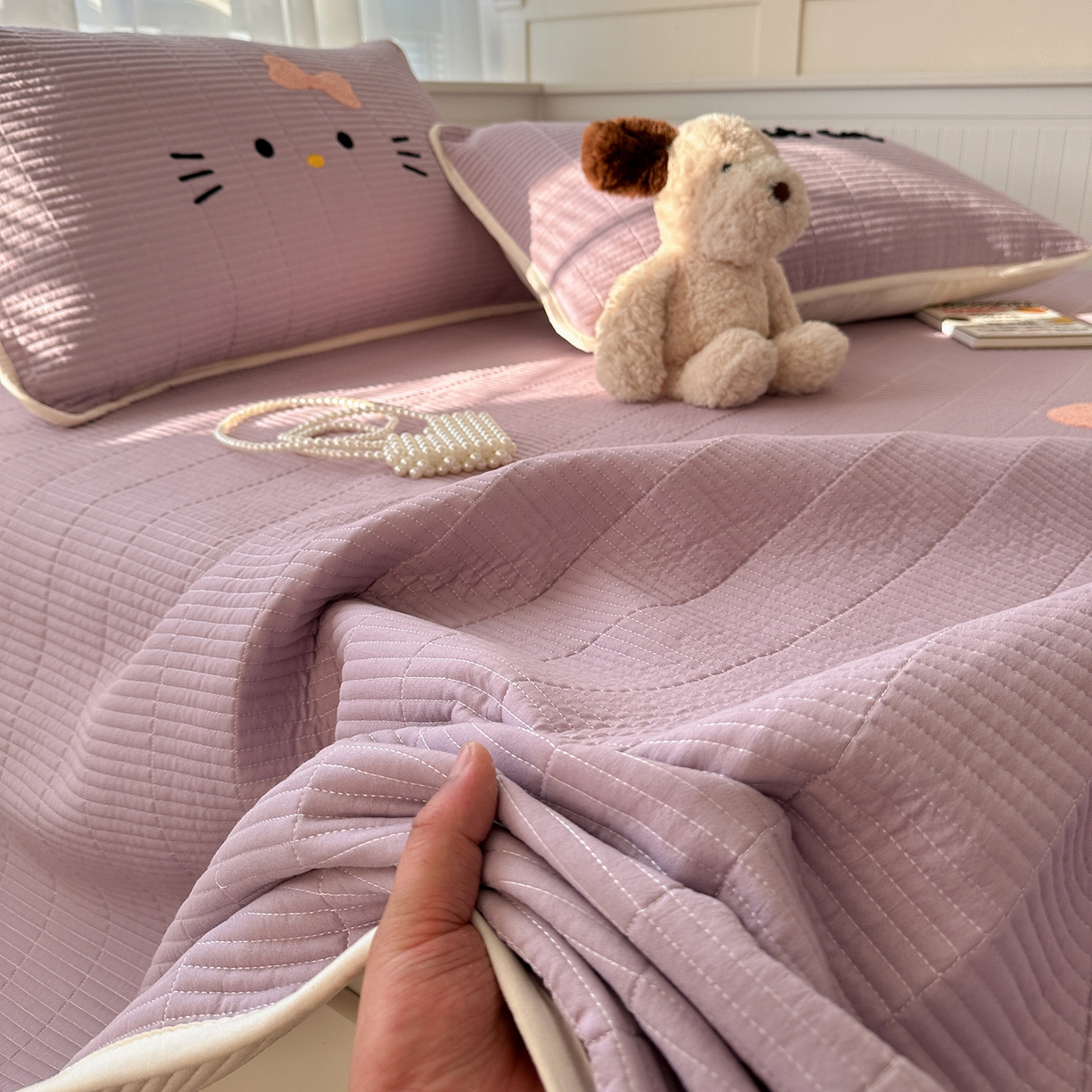 91家纺网 家纺一手货源 找家纺 繁花家居 2025新款云朵棉软到心坎可爱毛巾绣床盖，不跑床的加厚床单 喵喵-奶紫