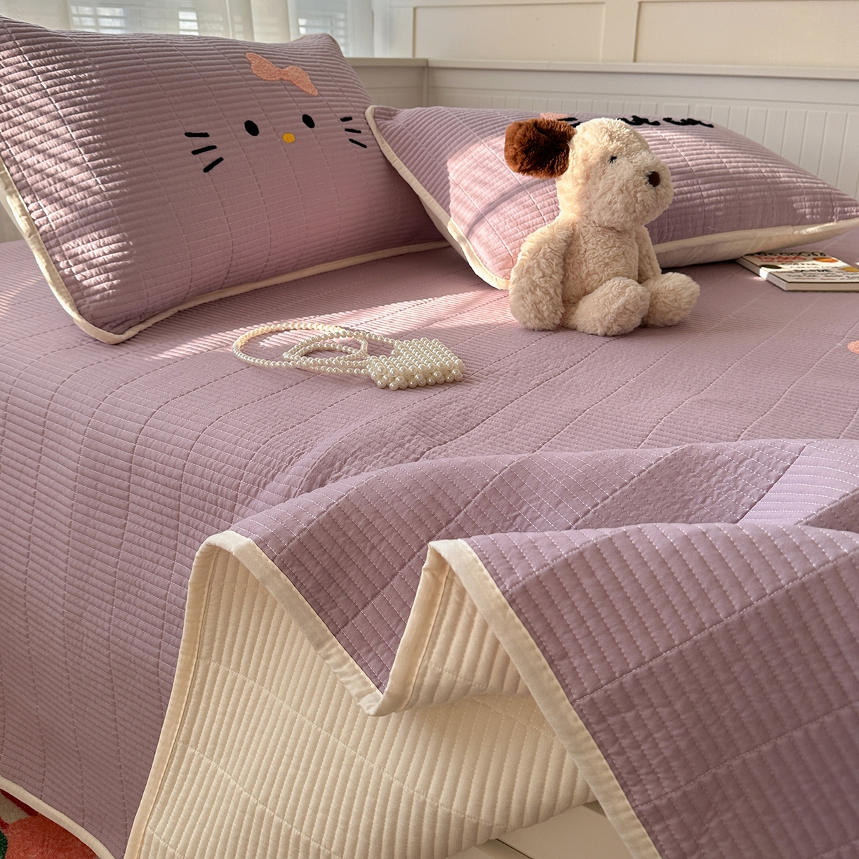 91家纺网 家纺一手货源 找家纺 繁花家居 2025新款云朵棉软到心坎可爱毛巾绣床盖，不跑床的加厚床单 喵喵-奶紫