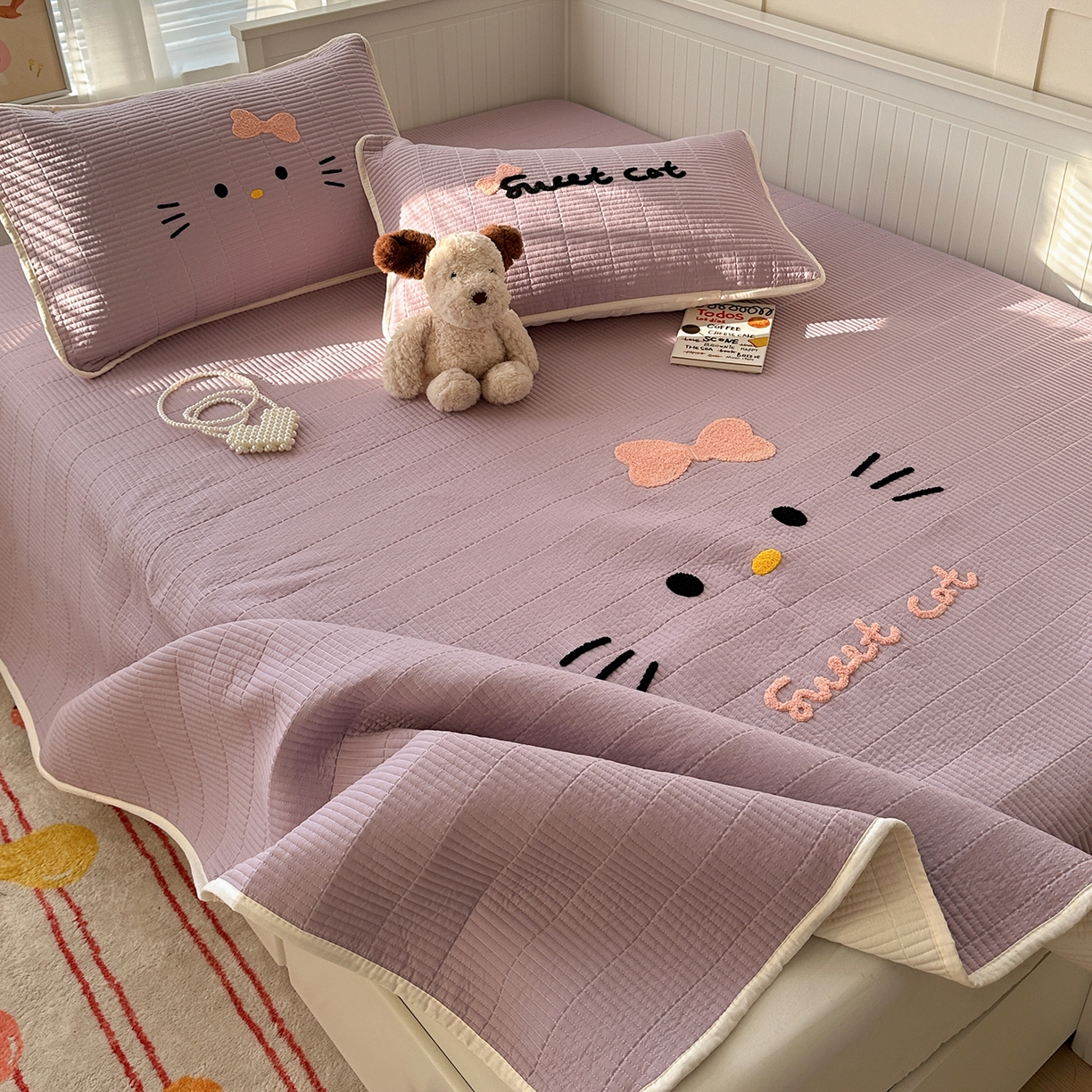 91家纺网 家纺一手货源 找家纺 繁花家居 2025新款云朵棉软到心坎可爱毛巾绣床盖，不跑床的加厚床单 喵喵-奶紫