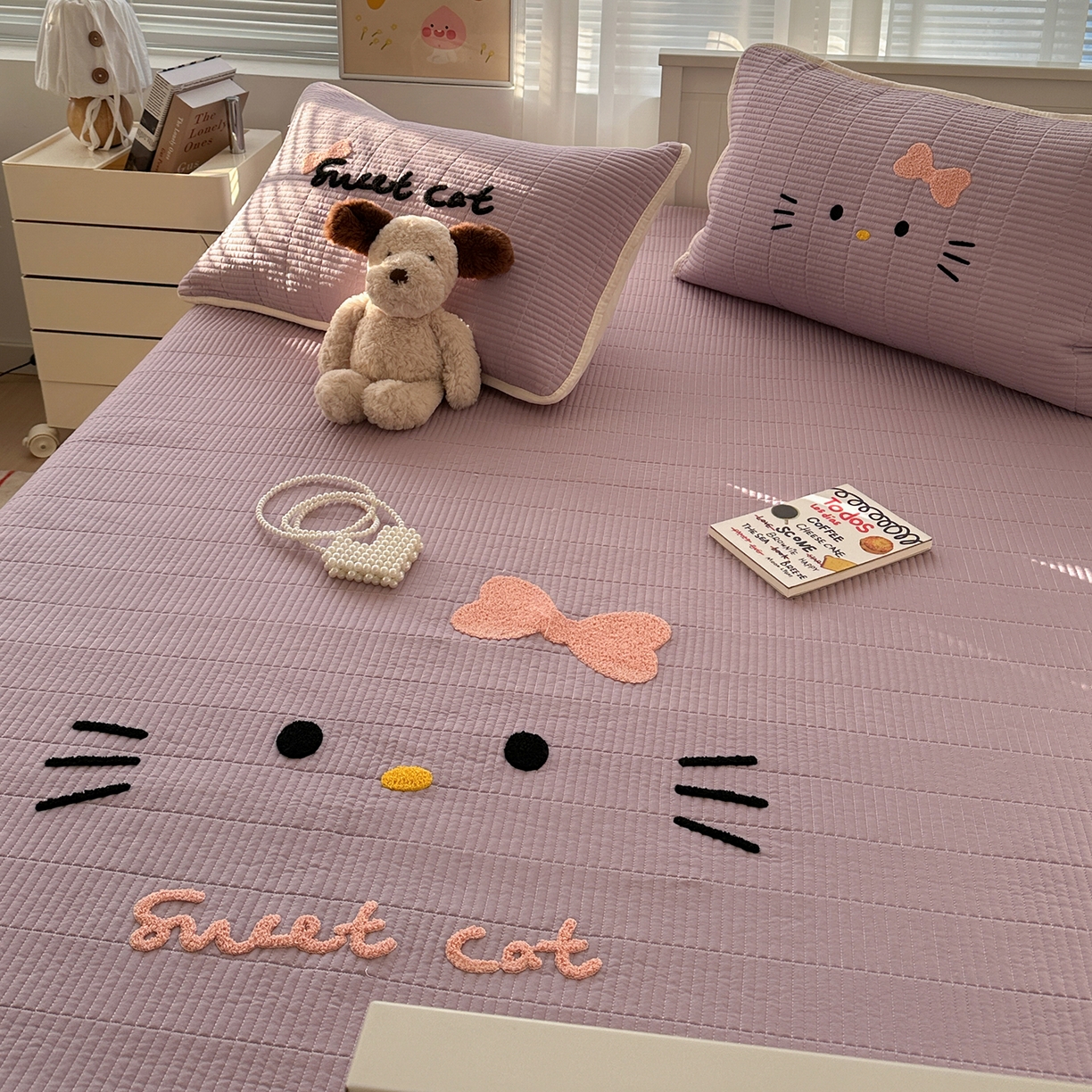 91家纺网 家纺一手货源 找家纺 繁花家居 2025新款云朵棉软到心坎可爱毛巾绣床盖，不跑床的加厚床单 喵喵-奶紫