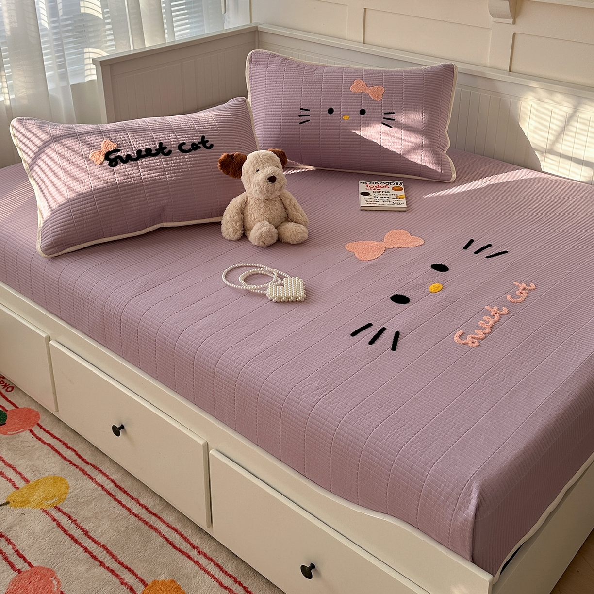 91家纺网 家纺一手货源 找家纺 繁花家居 2025新款云朵棉软到心坎可爱毛巾绣床盖，不跑床的加厚床单 喵喵-奶紫