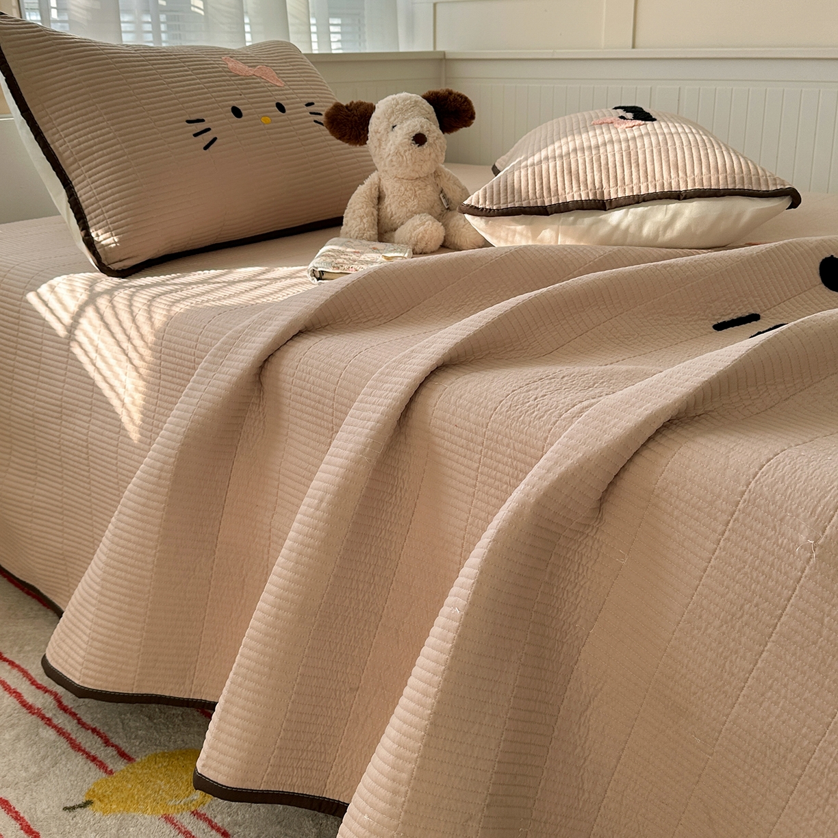 91家纺网 家纺一手货源 找家纺 （总）繁花家居 2025新款云朵棉软到心坎可爱毛巾绣床盖，不跑床的加厚床单