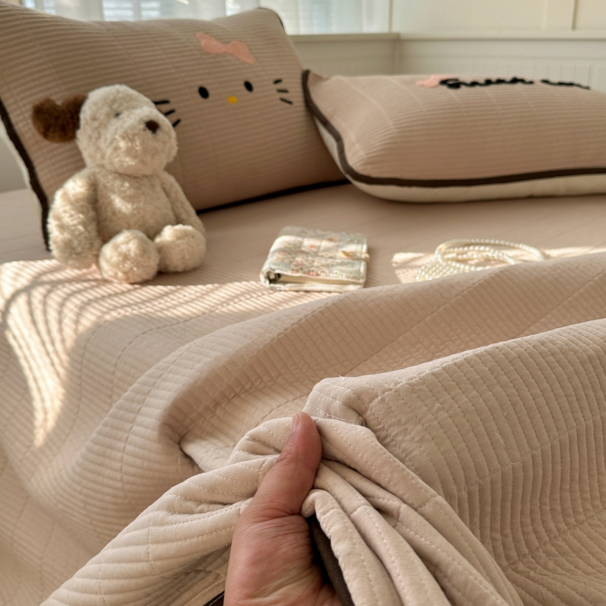 91家纺网 家纺一手货源 找家纺 （总）繁花家居 2025新款云朵棉软到心坎可爱毛巾绣床盖，不跑床的加厚床单