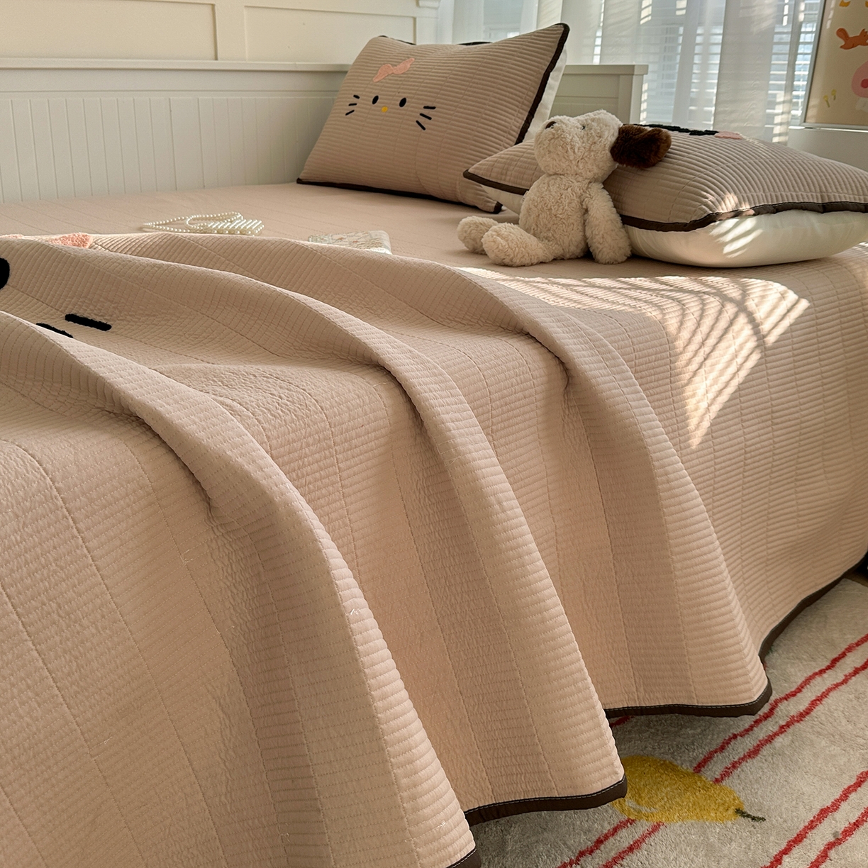 91家纺网 家纺一手货源 找家纺 （总）繁花家居 2025新款云朵棉软到心坎可爱毛巾绣床盖，不跑床的加厚床单