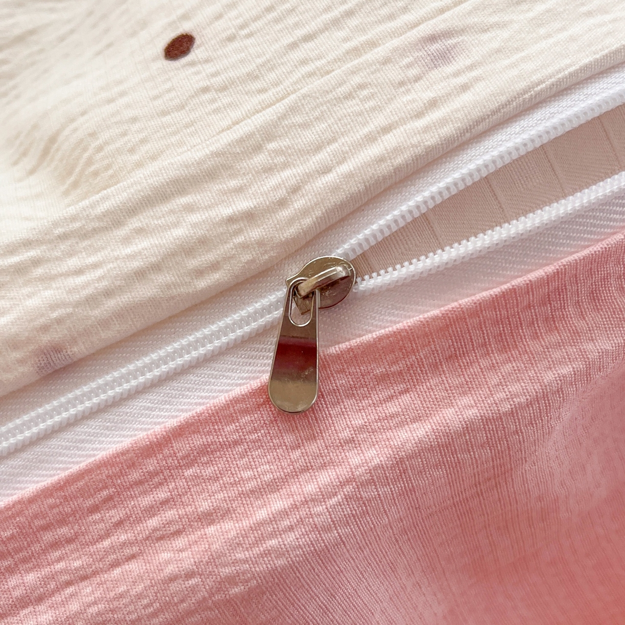 91家纺网 家纺一手货源 找家纺 玉海棠家纺 2025新款双层皱皱纱四件套 点点草莓