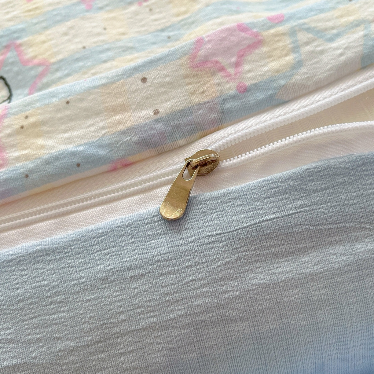 91家纺网 家纺一手货源 找家纺 玉海棠家纺 2025新款双层皱皱纱四件套 星光草莓猫