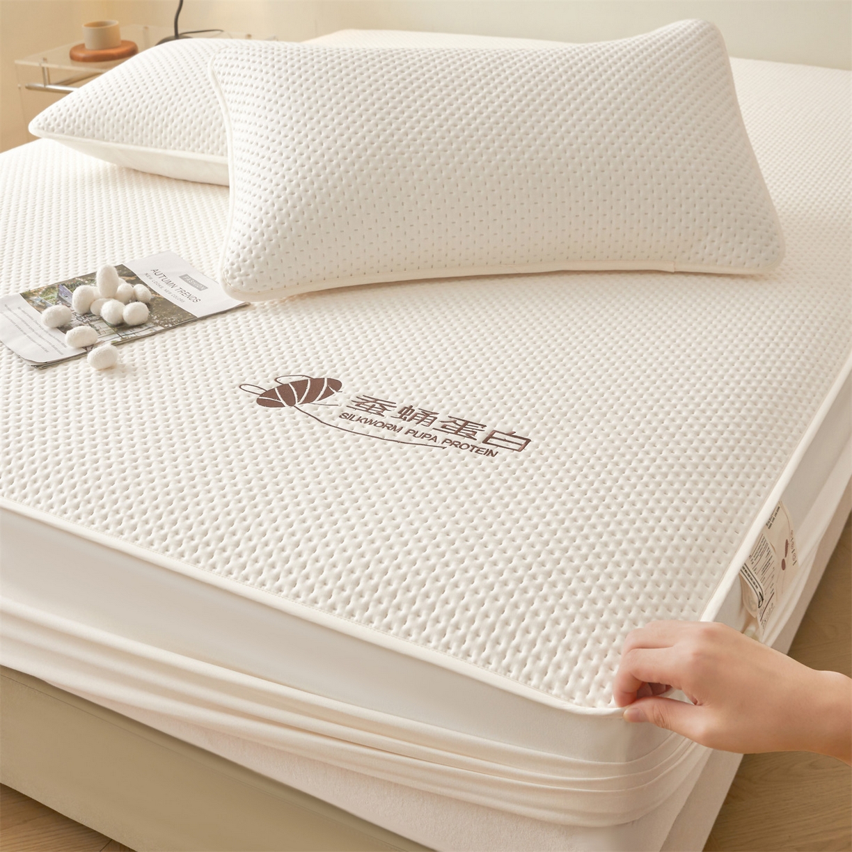 91家纺网 家纺一手货源 找家纺 居眠 2026新款蚕蛹蛋白夹层床笠贝尔夹棉床笠 贝尔-白