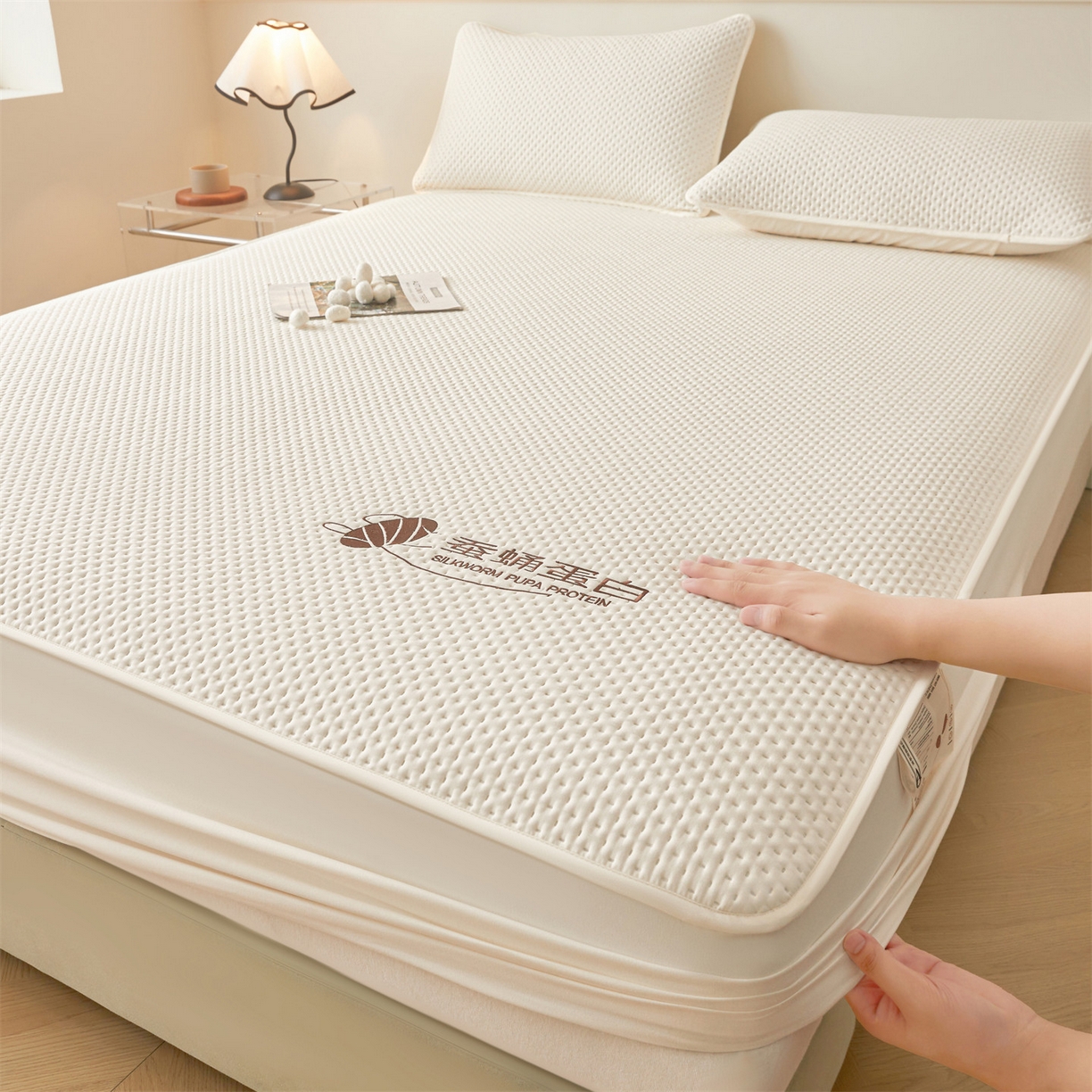 91家纺网 家纺一手货源 找家纺 居眠 2026新款蚕蛹蛋白夹层床笠贝尔夹棉床笠 贝尔-白