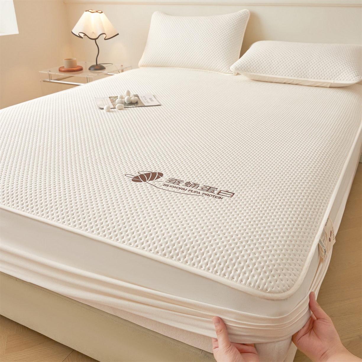 91家纺网 家纺一手货源 找家纺 居眠 2026新款蚕蛹蛋白夹层床笠贝尔夹棉床笠 贝尔-白