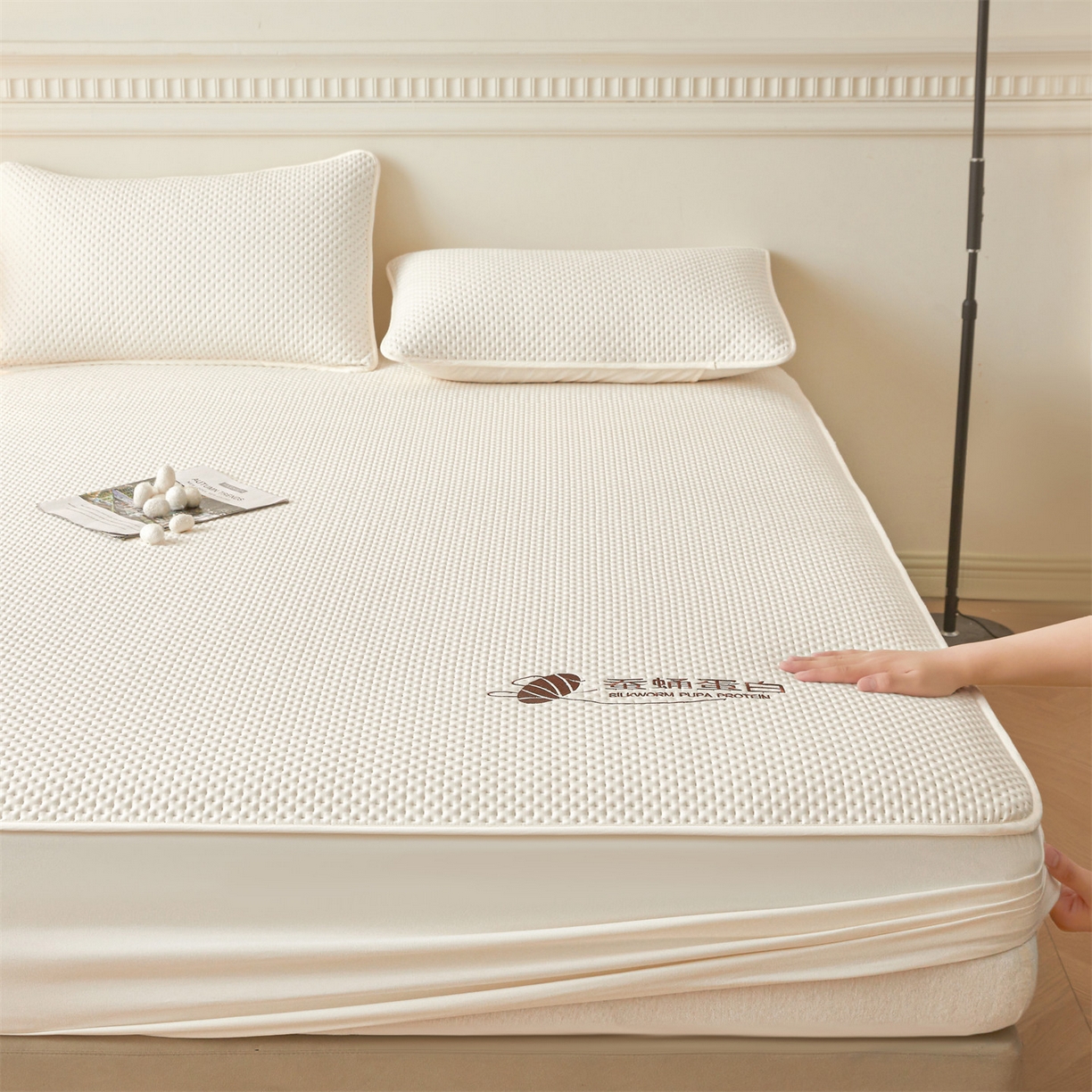 91家纺网 家纺一手货源 找家纺 居眠 2026新款蚕蛹蛋白夹层床笠贝尔夹棉床笠 贝尔-白