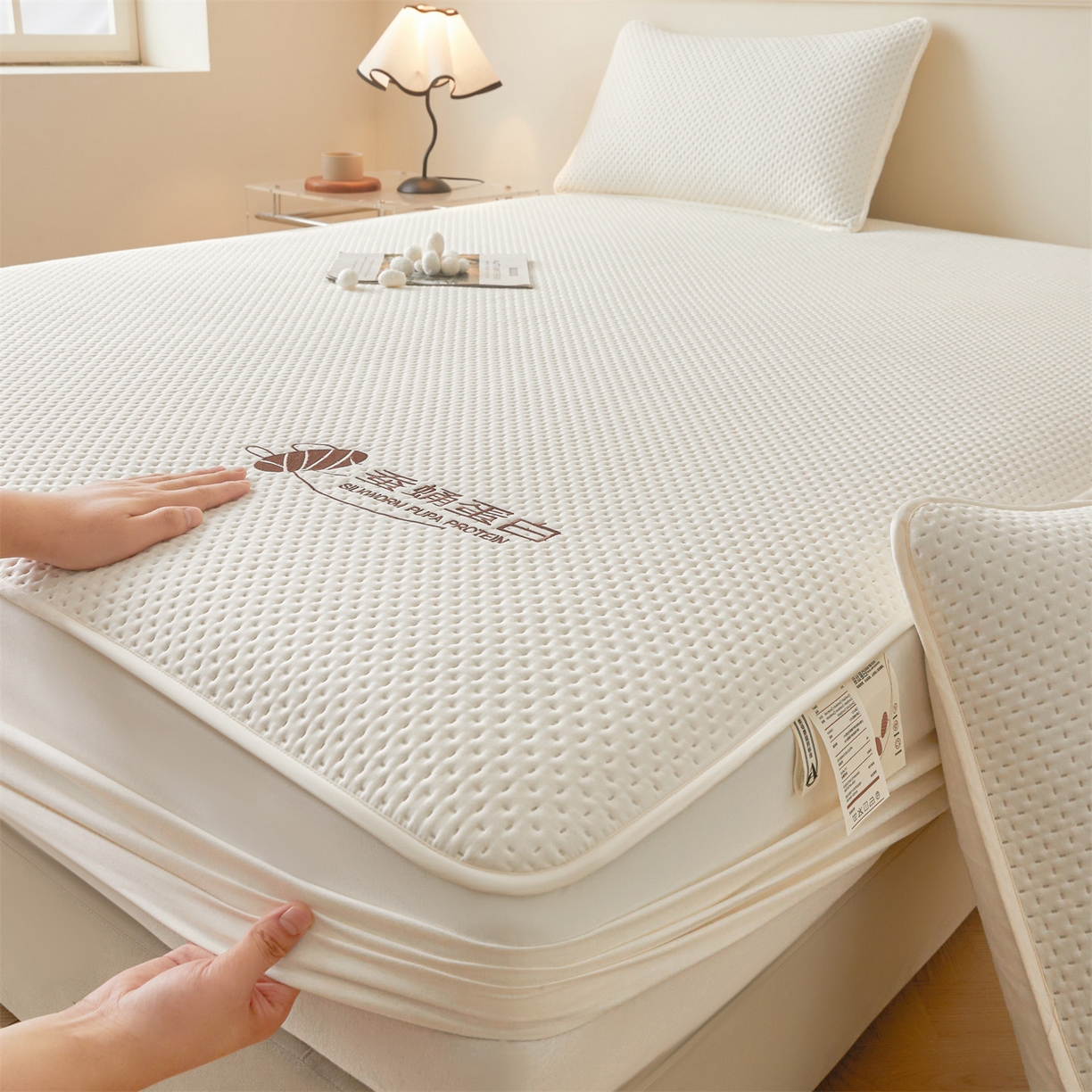 91家纺网 家纺一手货源 找家纺 居眠 2026新款蚕蛹蛋白夹层床笠贝尔夹棉床笠 贝尔-白