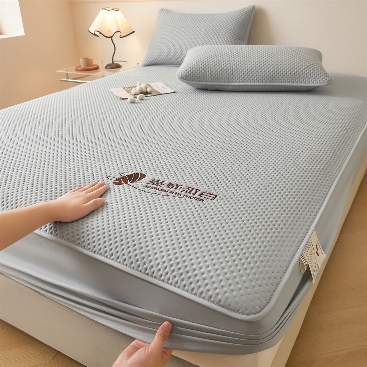 91家纺网 家纺一手货源 找家纺 居眠 2026新款蚕蛹蛋白夹层床笠贝尔夹棉床笠 贝尔-灰