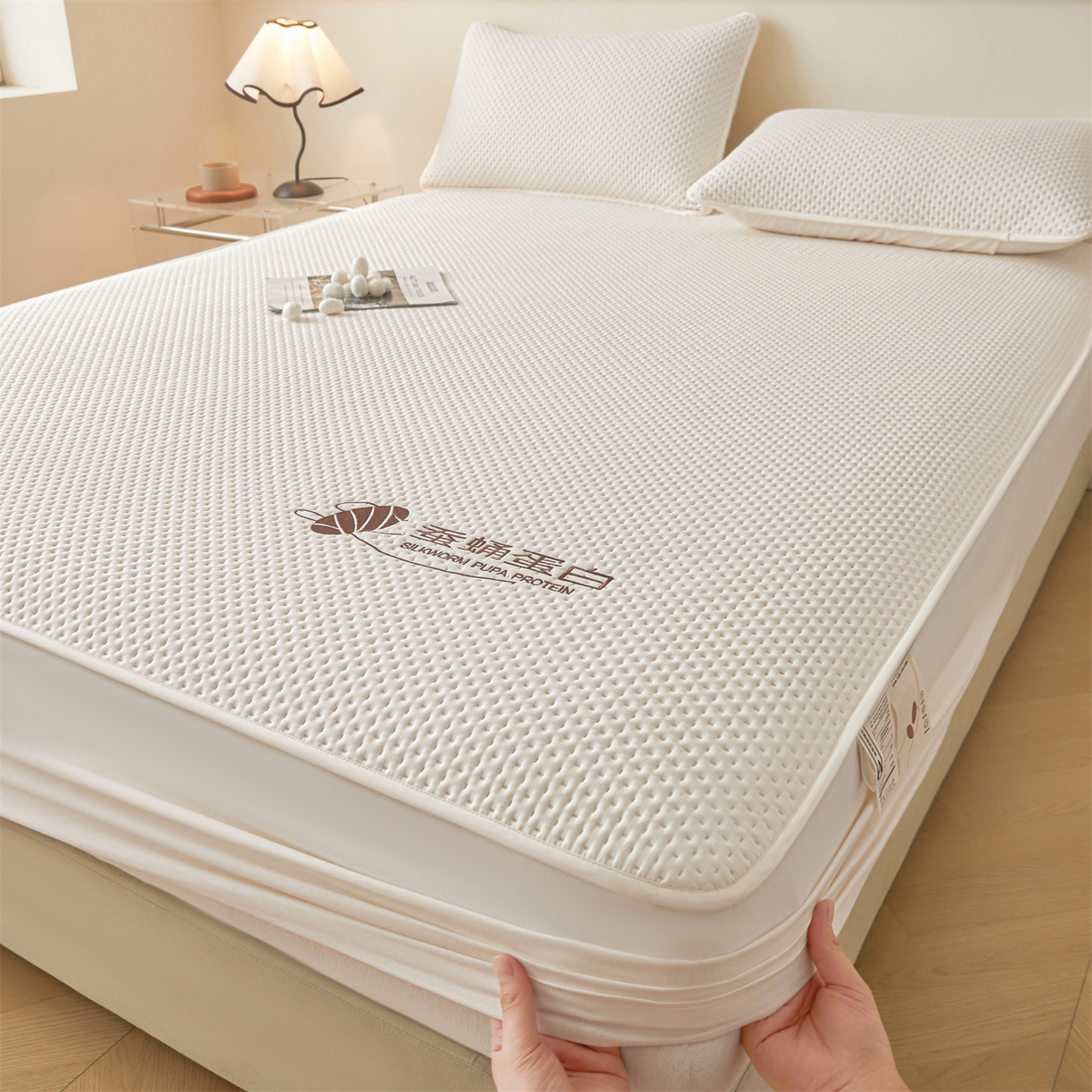 91家纺网 家纺一手货源 找家纺 居眠 2026新款蚕蛹蛋白夹层床笠贝尔夹棉床笠 贝尔-白