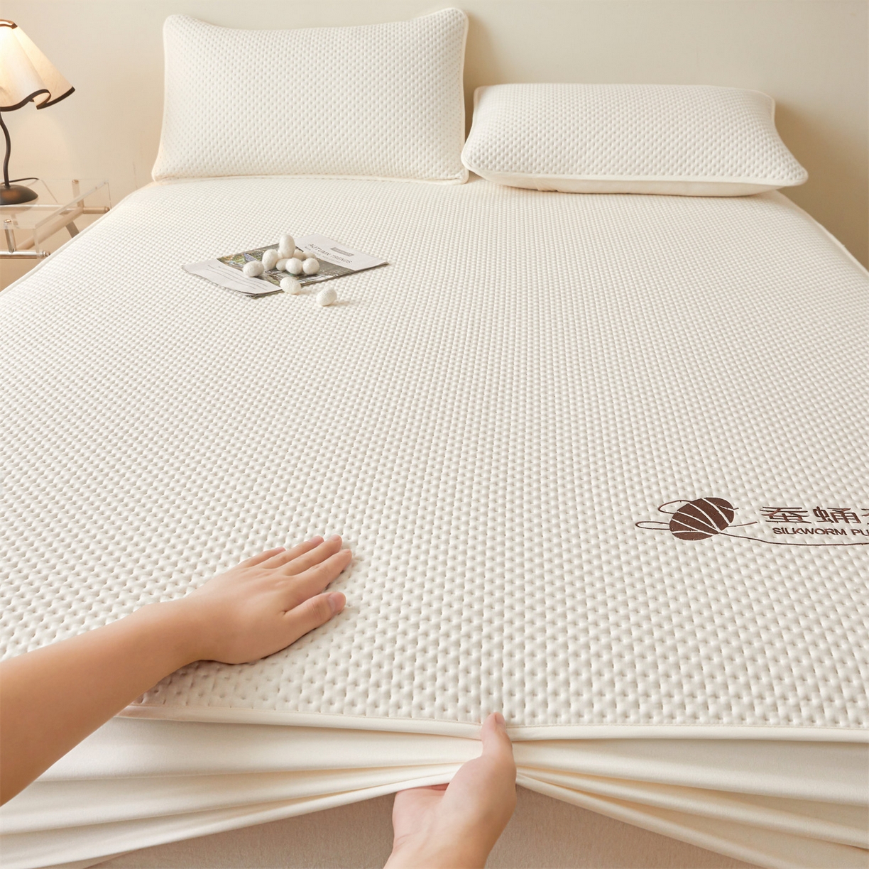 91家纺网 家纺一手货源 找家纺 居眠 2026新款蚕蛹蛋白夹层床笠贝尔夹棉床笠 贝尔-白