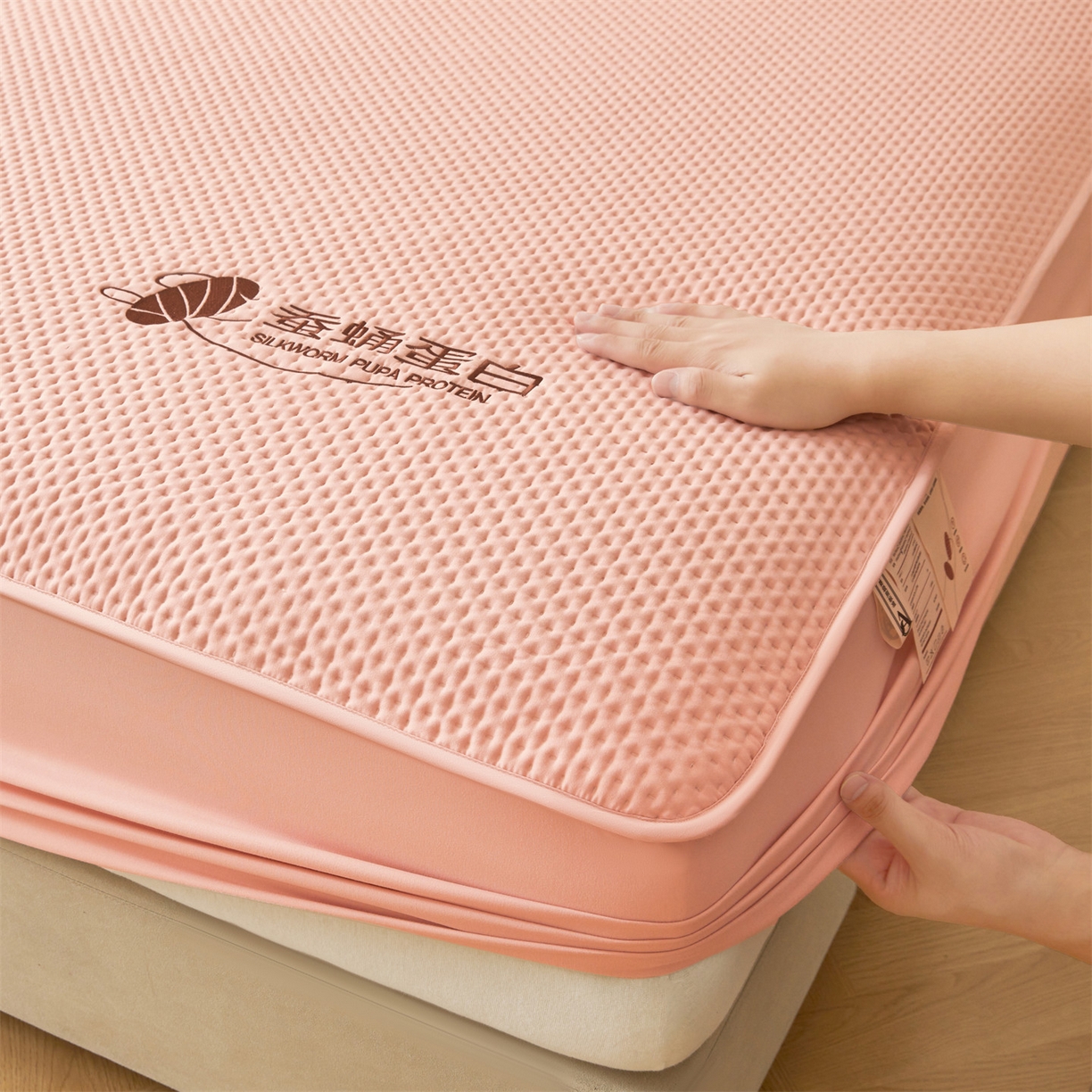 91家纺网 家纺一手货源 找家纺 居眠 2026新款蚕蛹蛋白夹层床笠贝尔夹棉床笠 贝尔-粉