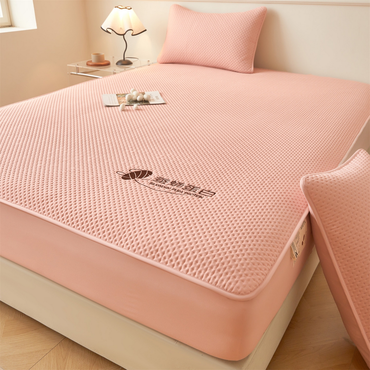 91家纺网 家纺一手货源 找家纺 居眠 2026新款蚕蛹蛋白夹层床笠贝尔夹棉床笠 贝尔-粉