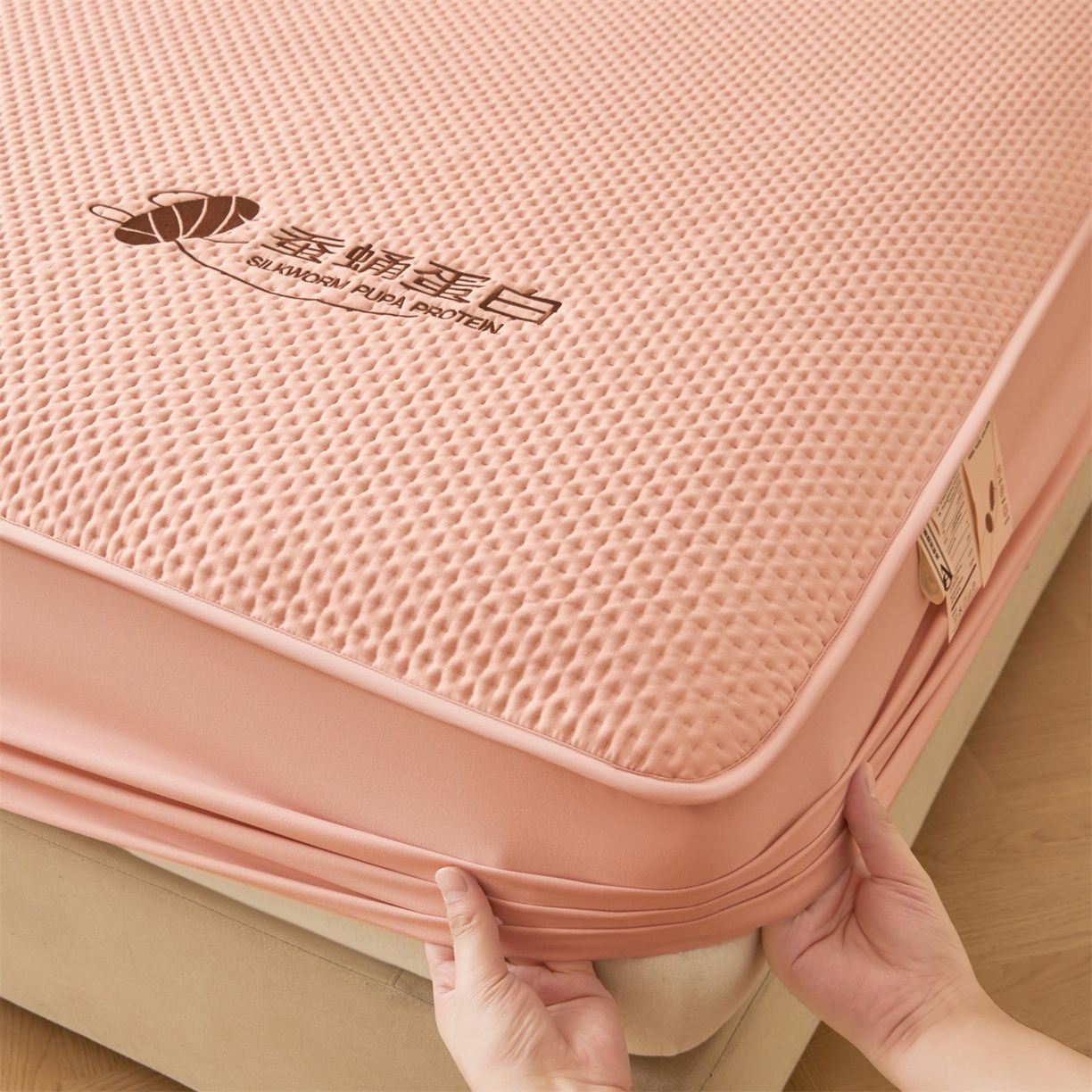 91家纺网 家纺一手货源 找家纺 居眠 2026新款蚕蛹蛋白夹层床笠贝尔夹棉床笠 贝尔-粉